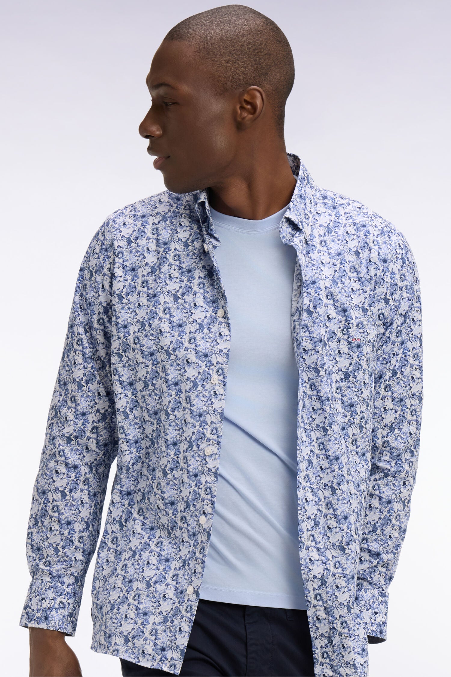 Chemise en popeline de coton bleu à motif floral