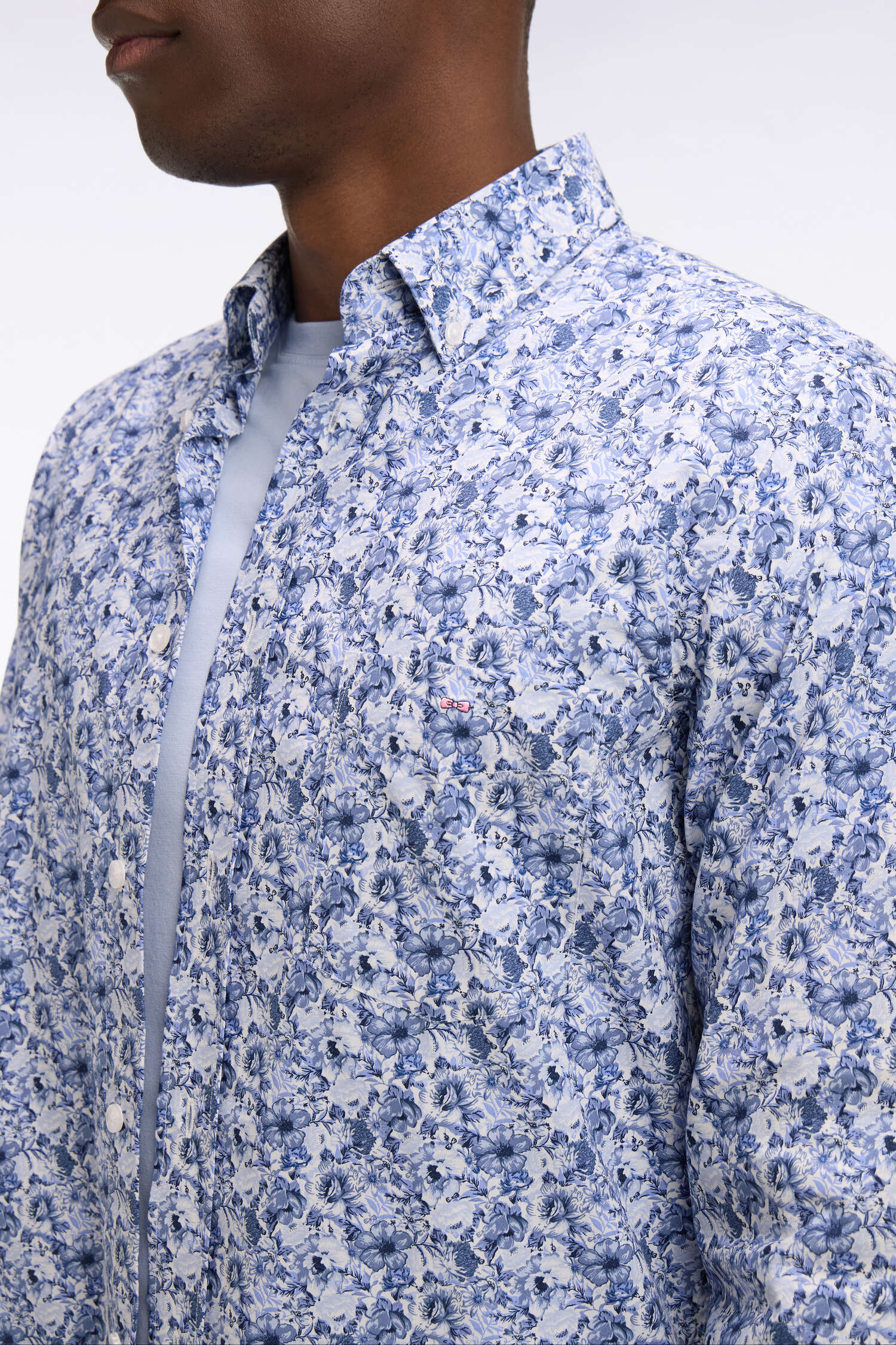 Chemise en popeline de coton bleu à motif floral