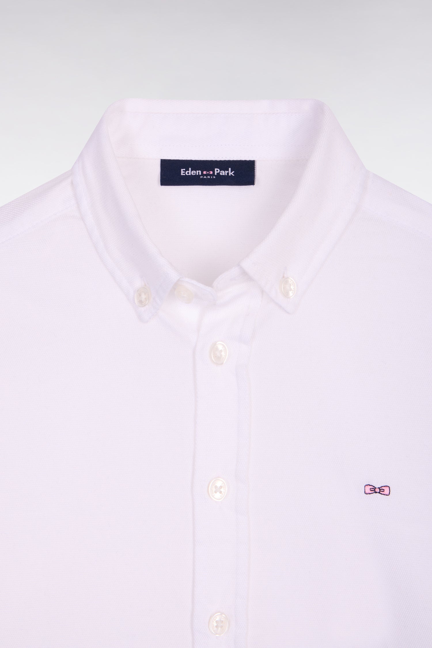 Chemise en coton blanc à col boutonné