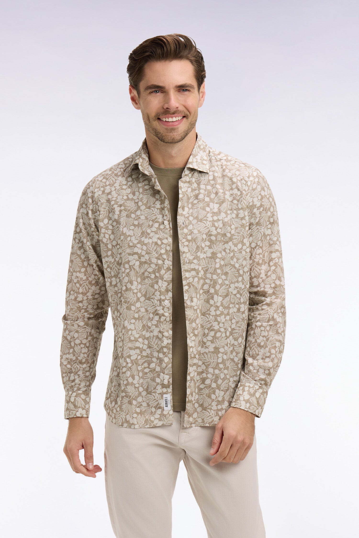 Chemise en popeline de coton beige à micromotifs végétal coupe slim