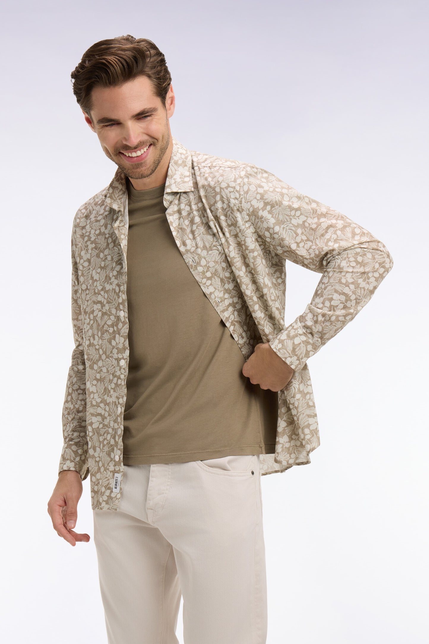 Chemise en popeline de coton beige à micromotifs végétal coupe slim