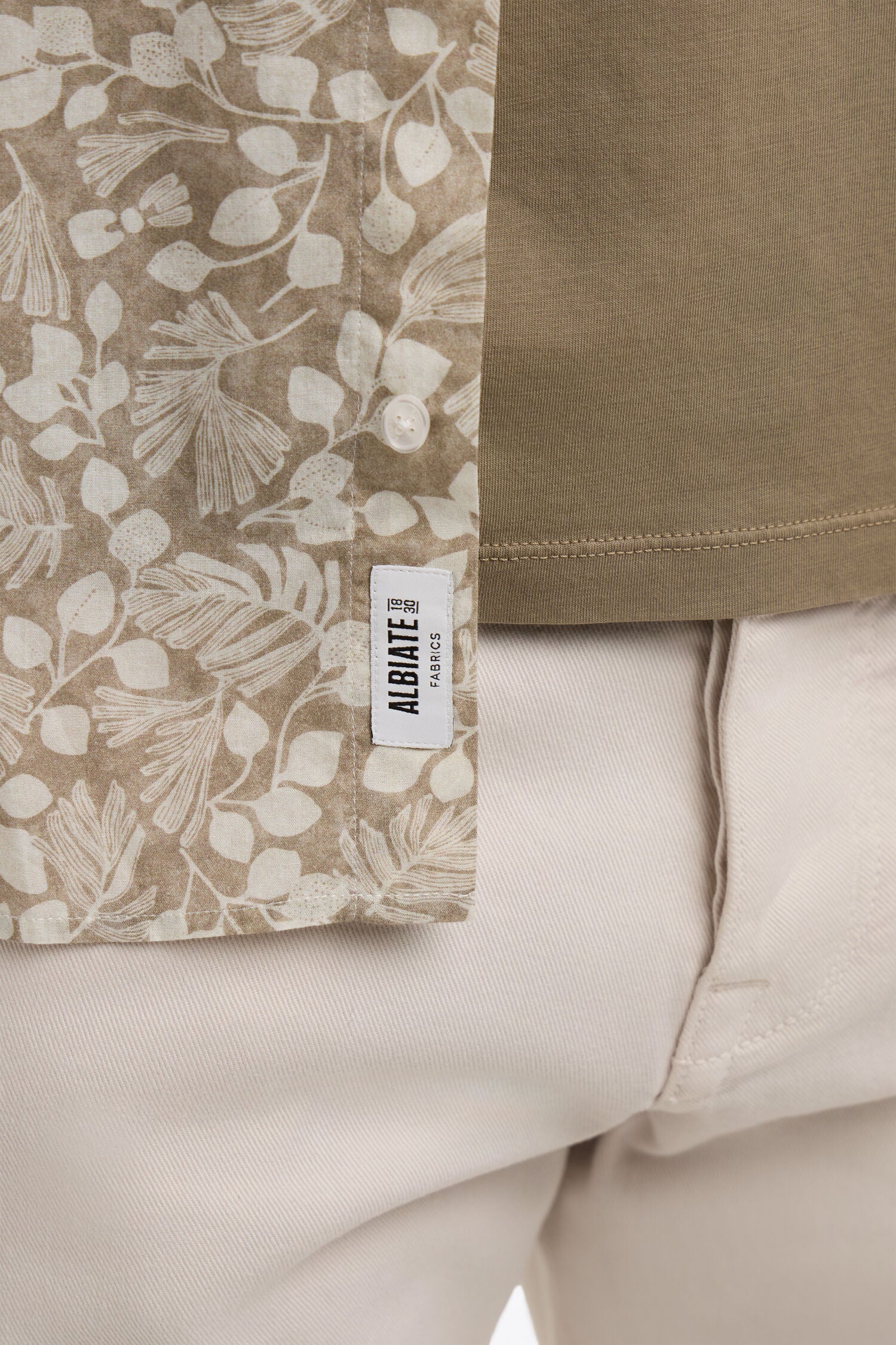 Chemise en popeline de coton beige à micromotifs végétal coupe slim
