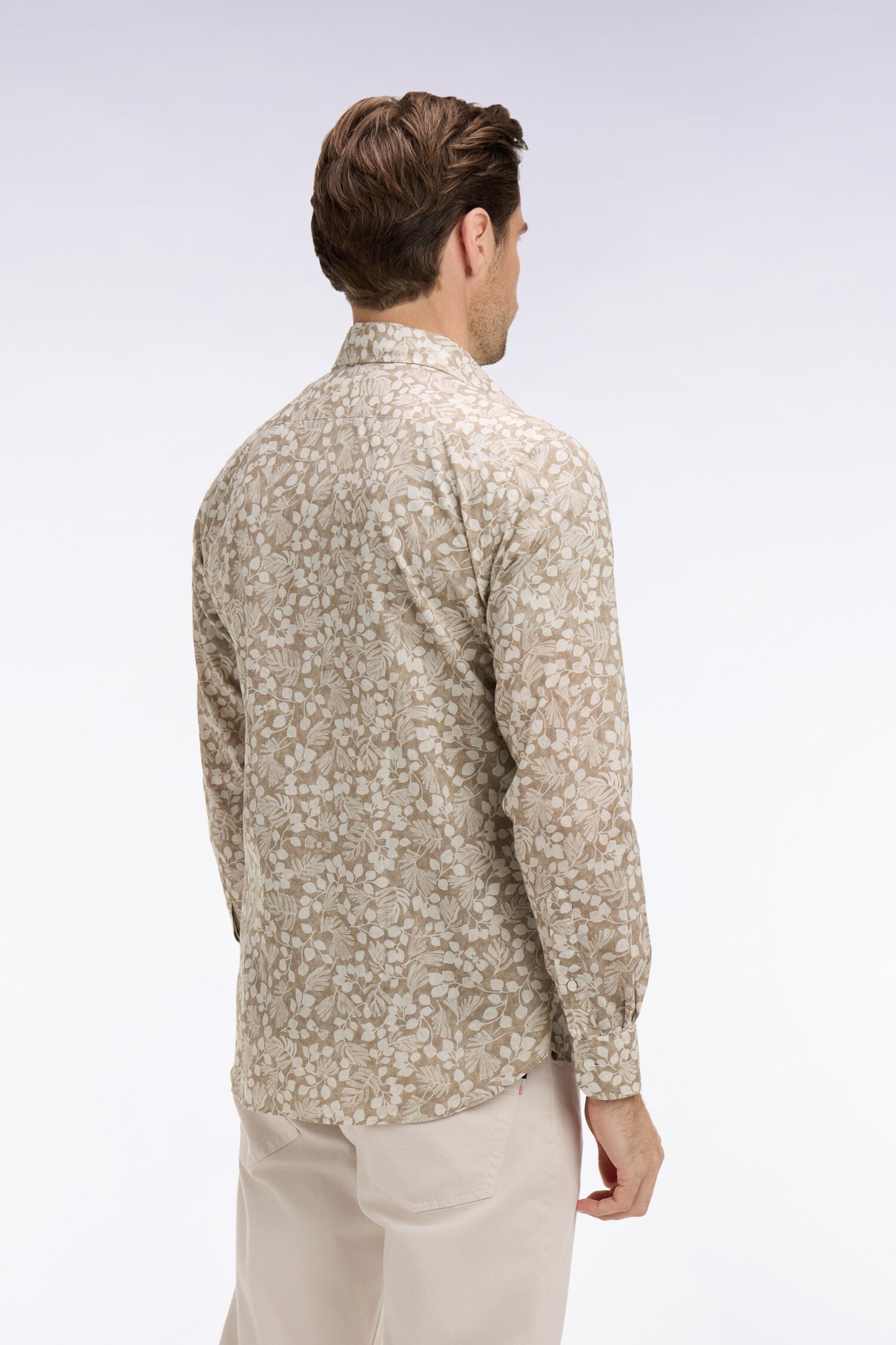 Chemise en popeline de coton beige à micromotifs végétal coupe slim