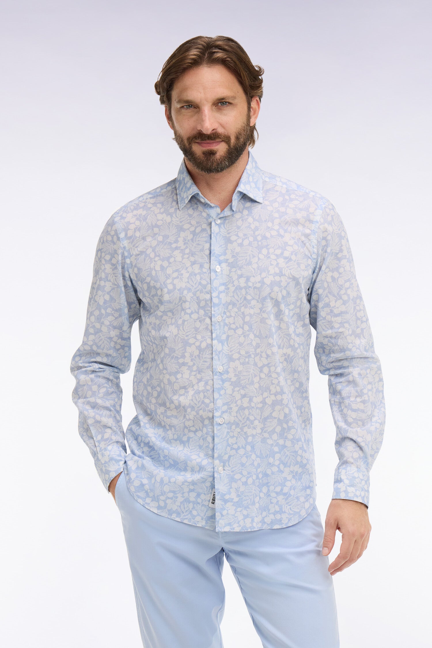Chemise en popeline de coton bleu ciel à micromotifs végétal coupe slim
