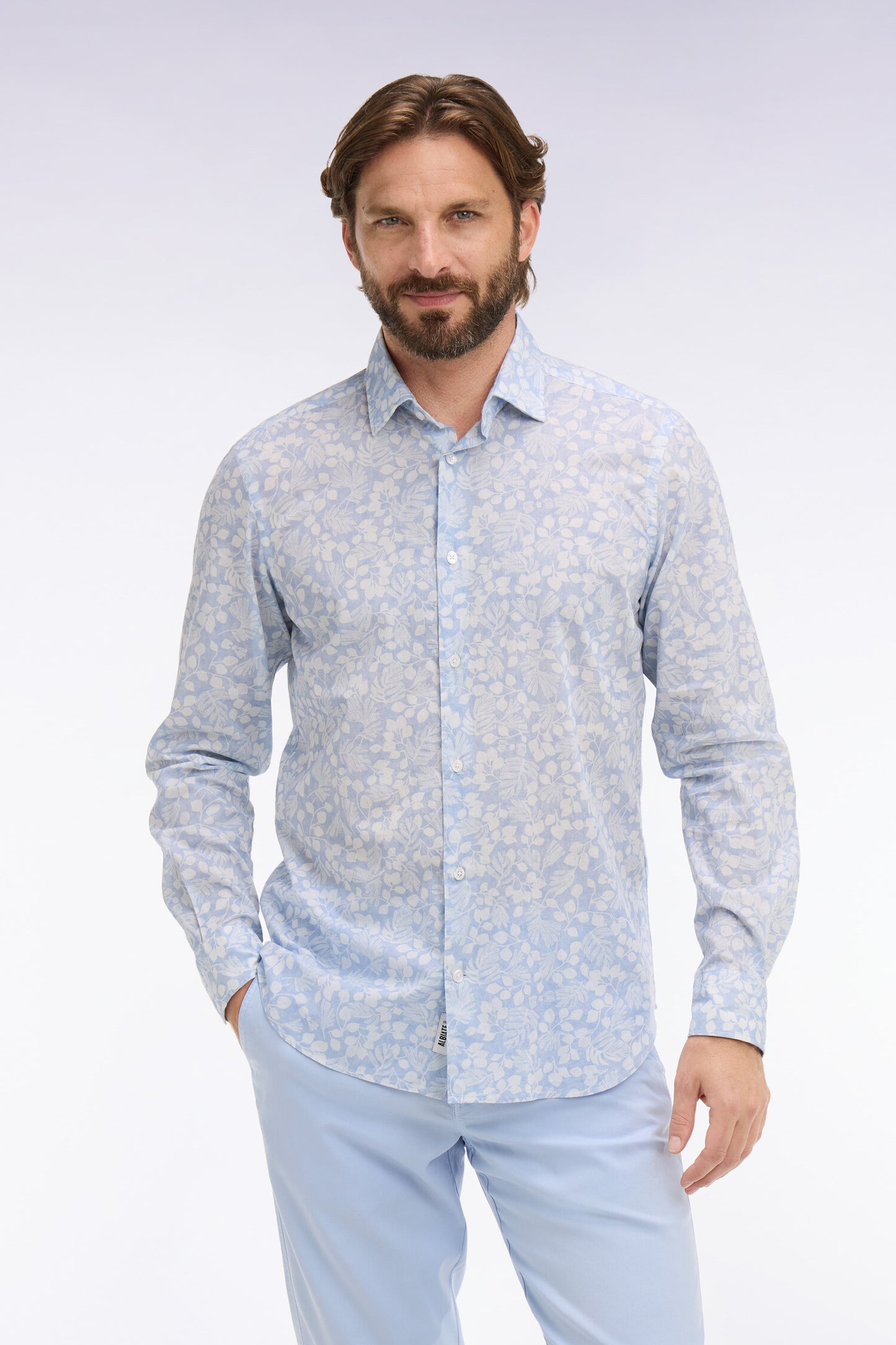 Chemise en popeline de coton bleu ciel à micromotifs végétal coupe slim