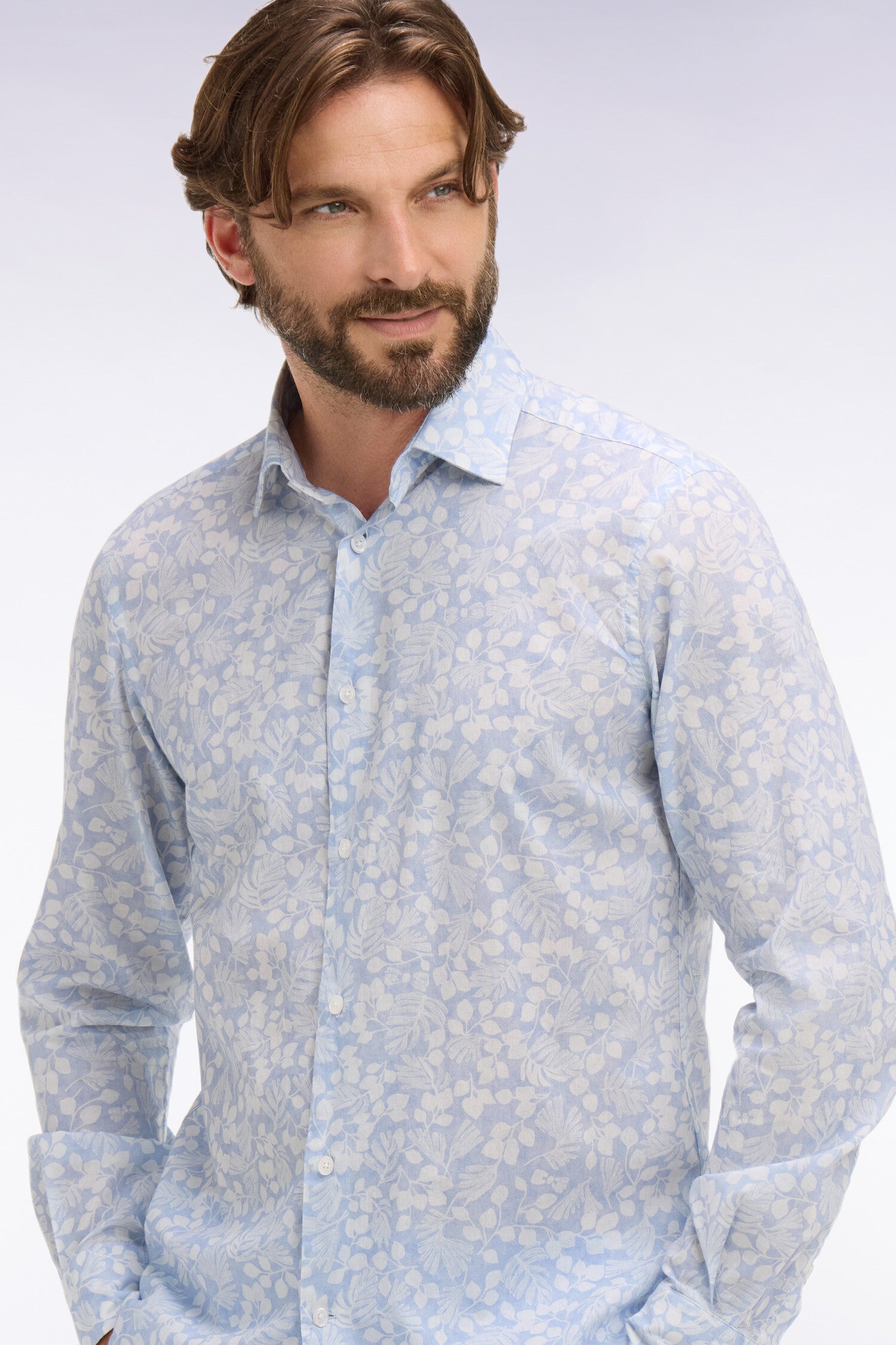 Chemise en popeline de coton bleu ciel à micromotifs végétal coupe slim
