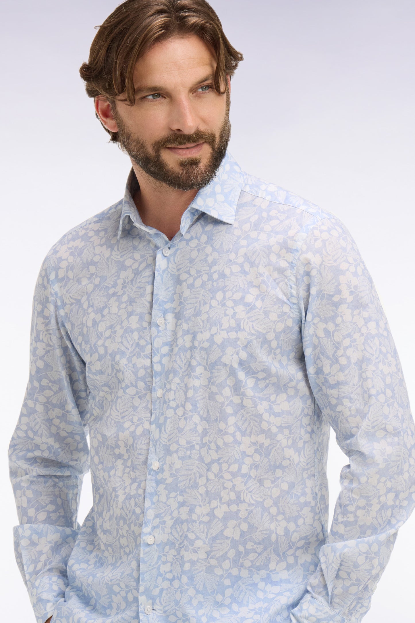 Chemise en popeline de coton bleu ciel à micromotifs végétal coupe slim