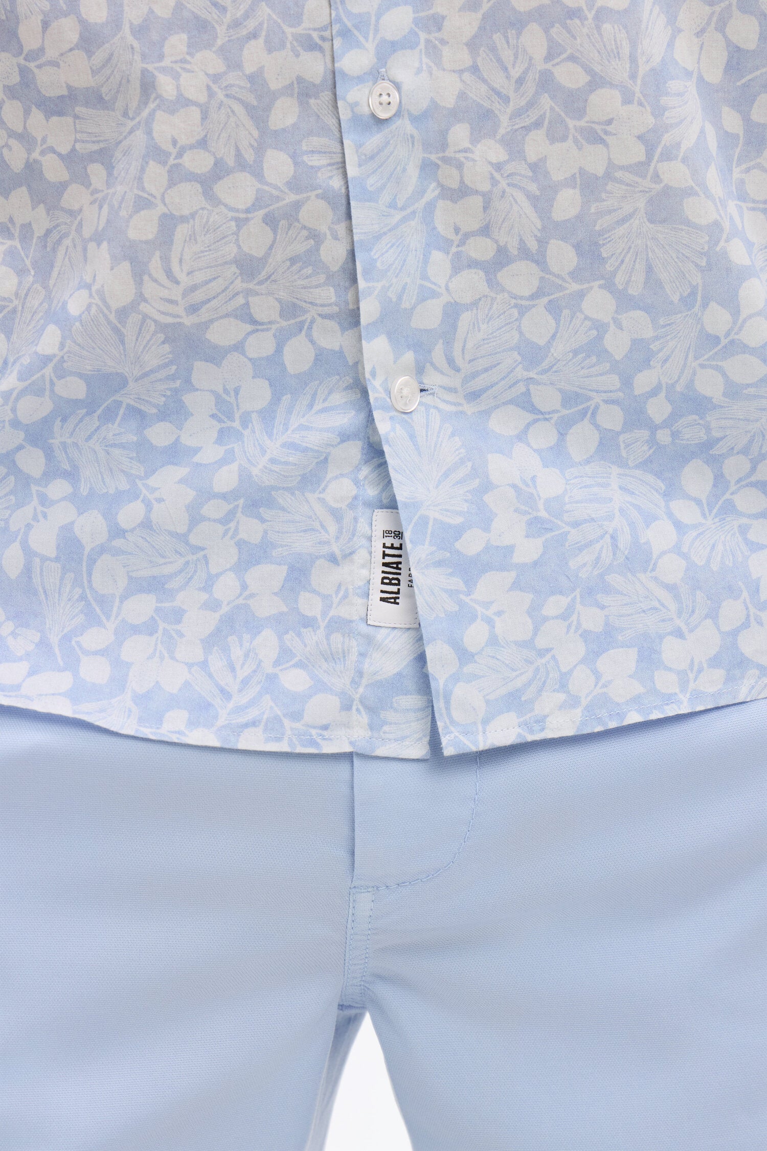 Chemise en popeline de coton bleu ciel à micromotifs végétal coupe slim