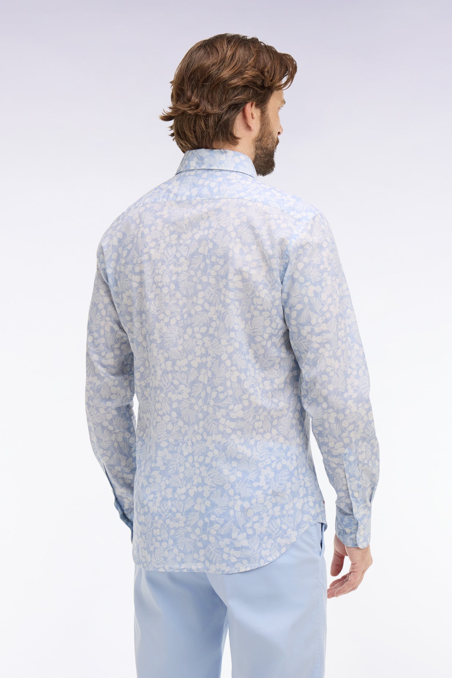 Chemise en popeline de coton bleu ciel à micromotifs végétal coupe slim