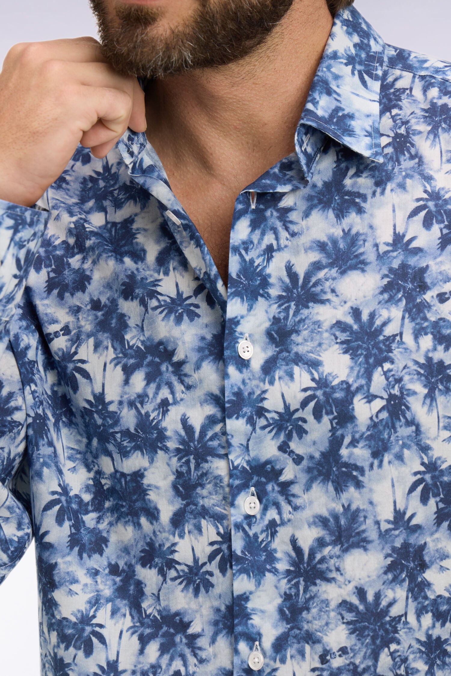 Chemise en popeline de coton imprimé palmiers bleu coupe regular