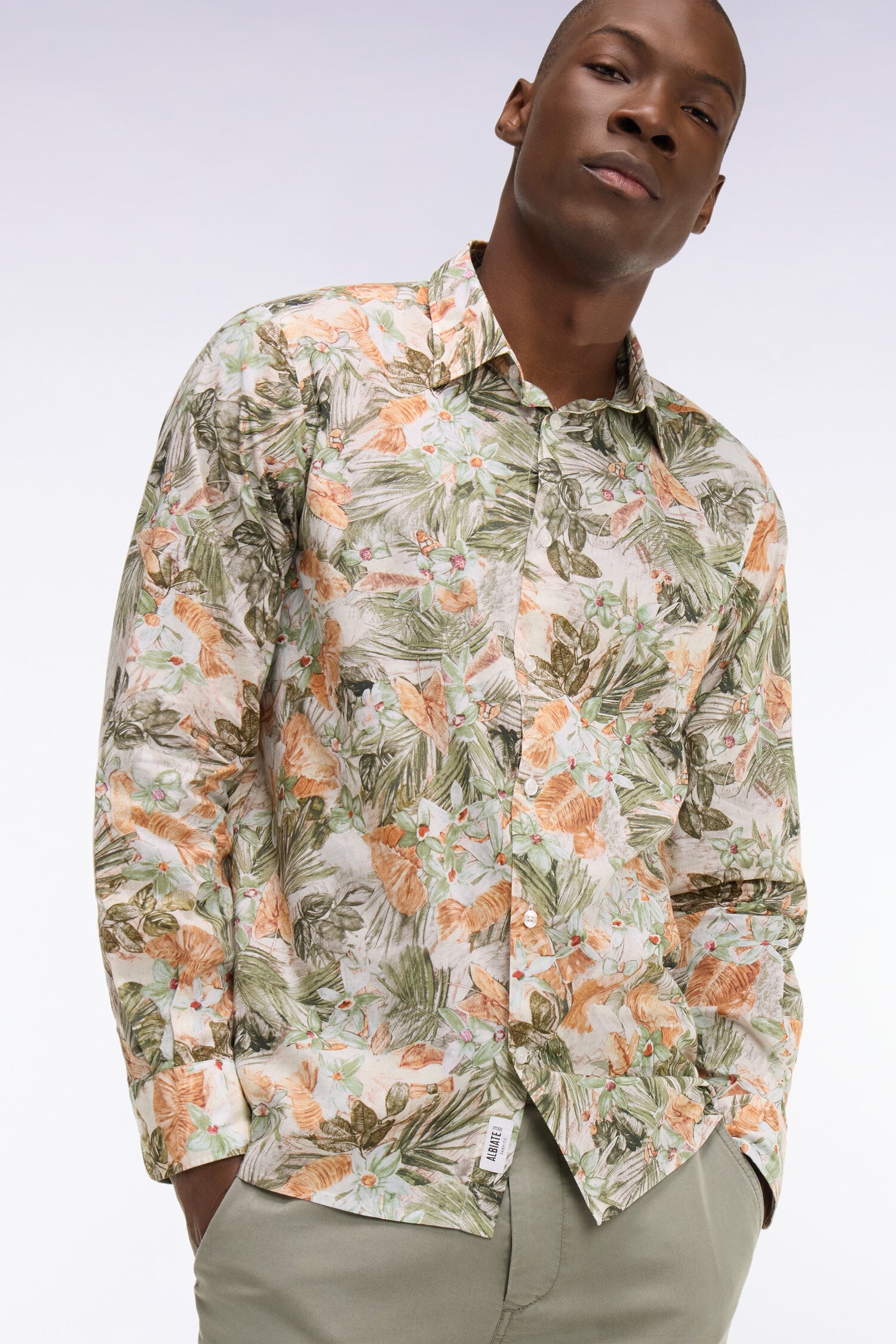 Chemise en popeline de coton beige imprimé végétal coupe regular