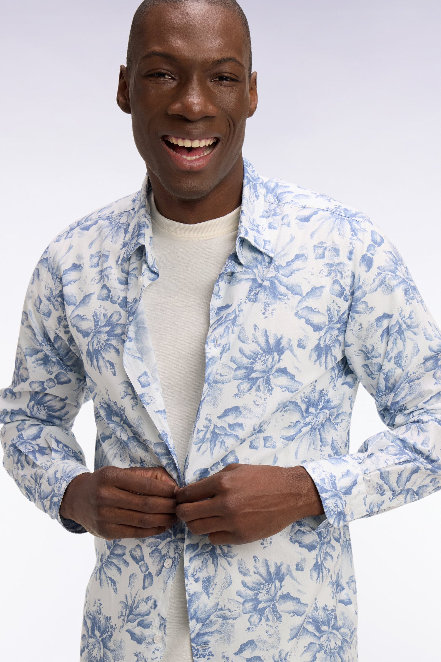 Chemise en popeline de coton italienne bleu ciel imprimé floral coupe regular
