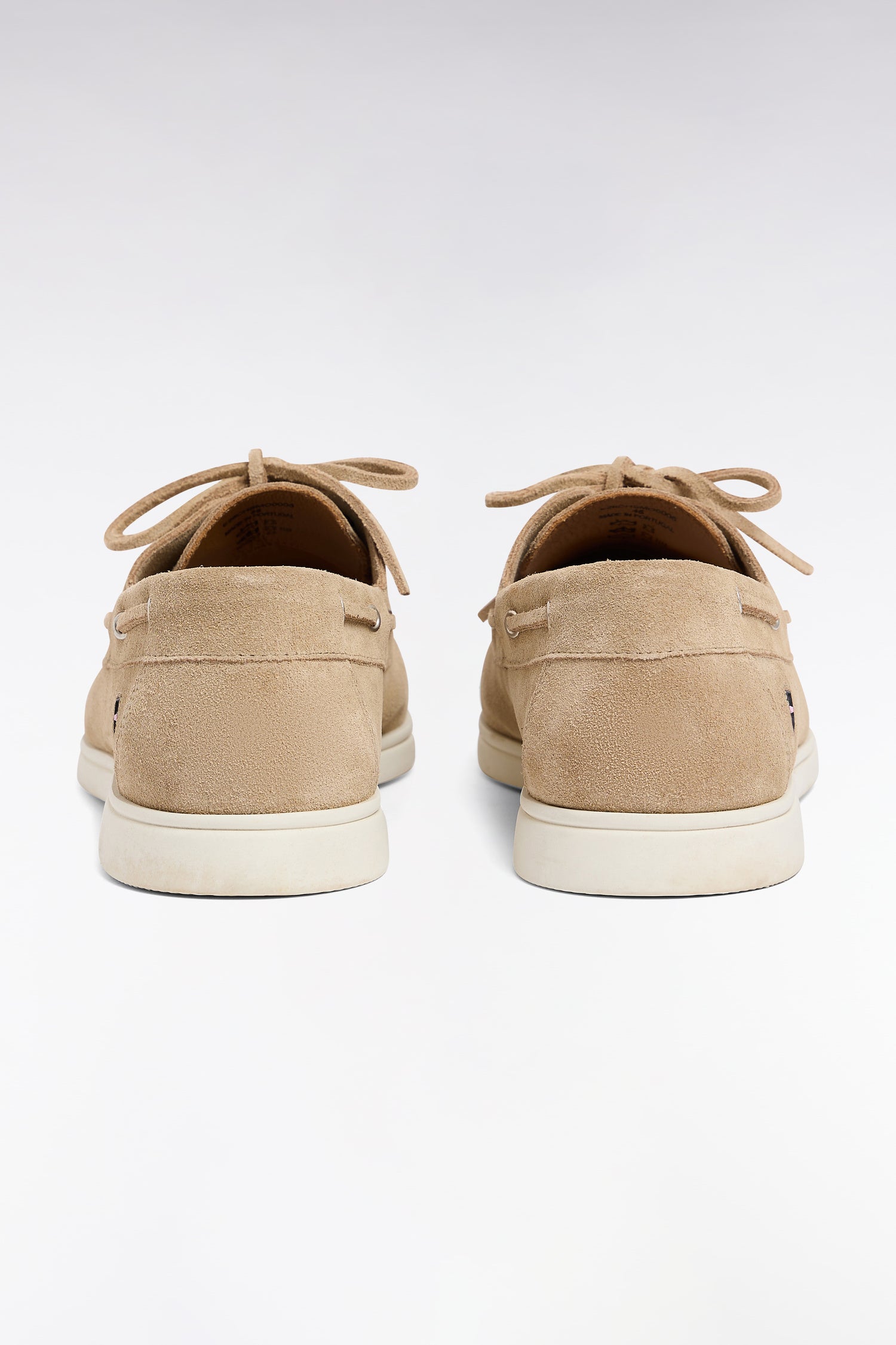 Chaussures bateau en cuir suédé beige