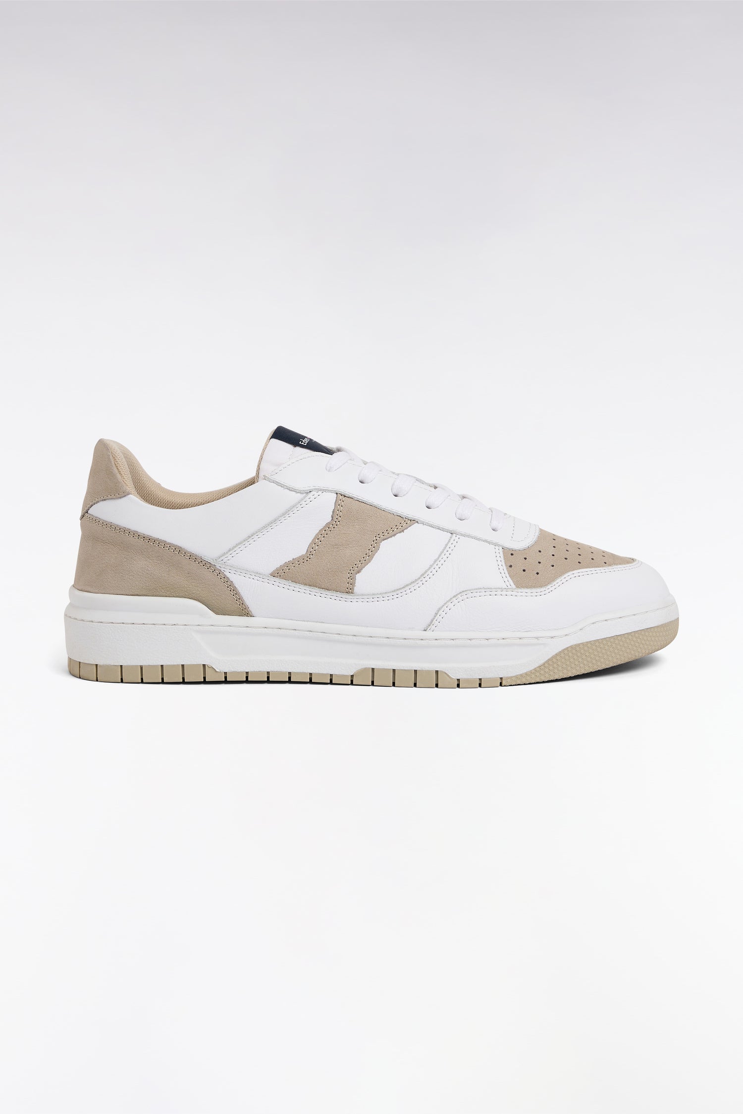 Sneakers bicolores en cuir lisse blanc et cuir suédé beige
