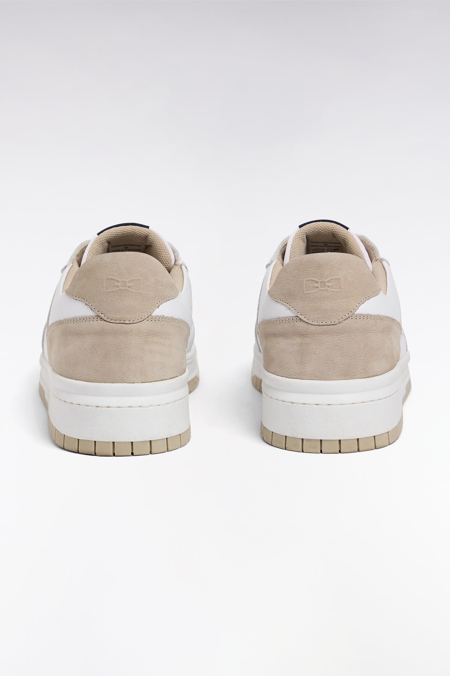 Sneakers bicolores en cuir lisse blanc et cuir suédé beige