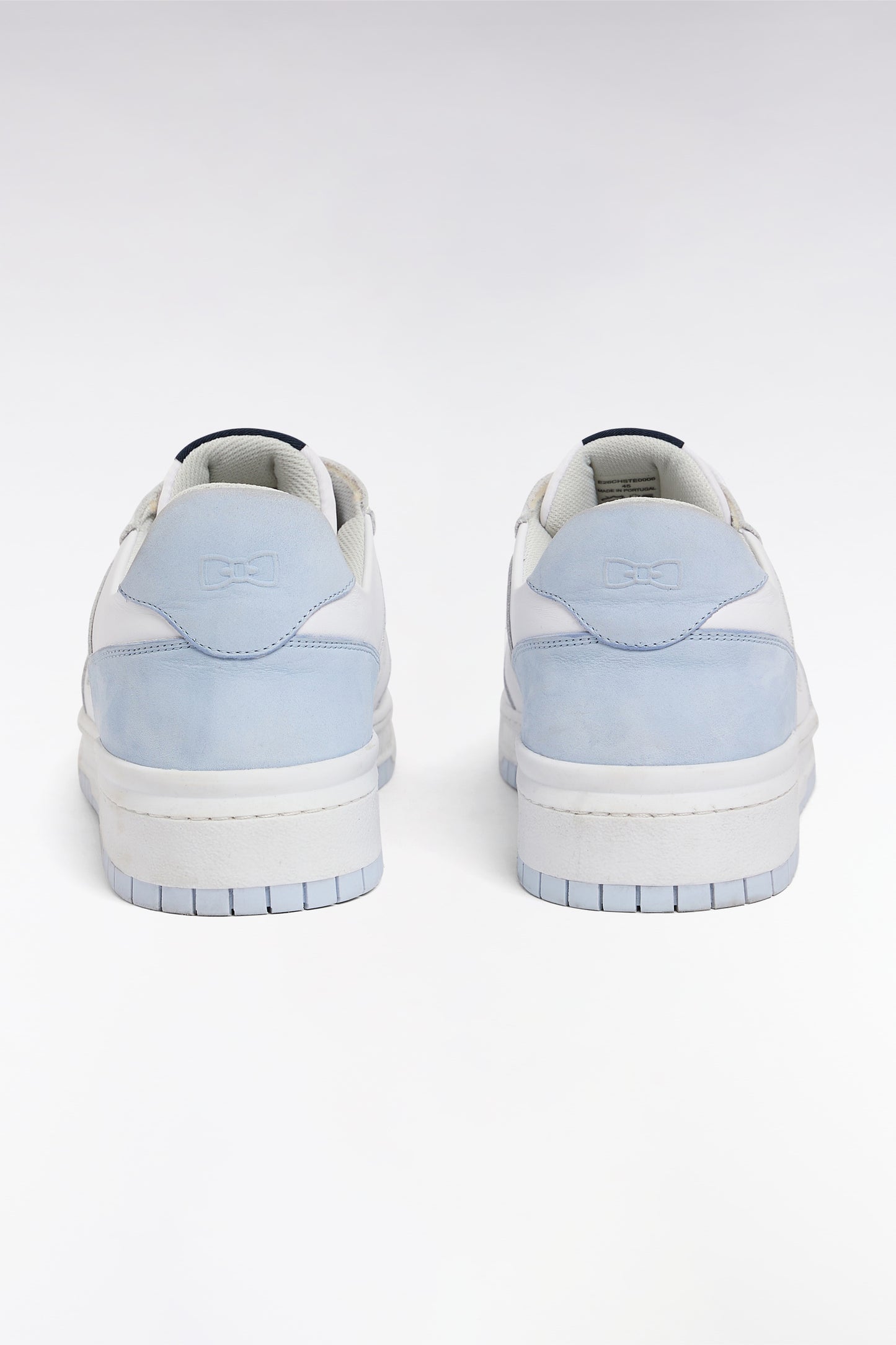 Sneakers bicolores en cuir lisse blanc et cuir suédé bleu ciel