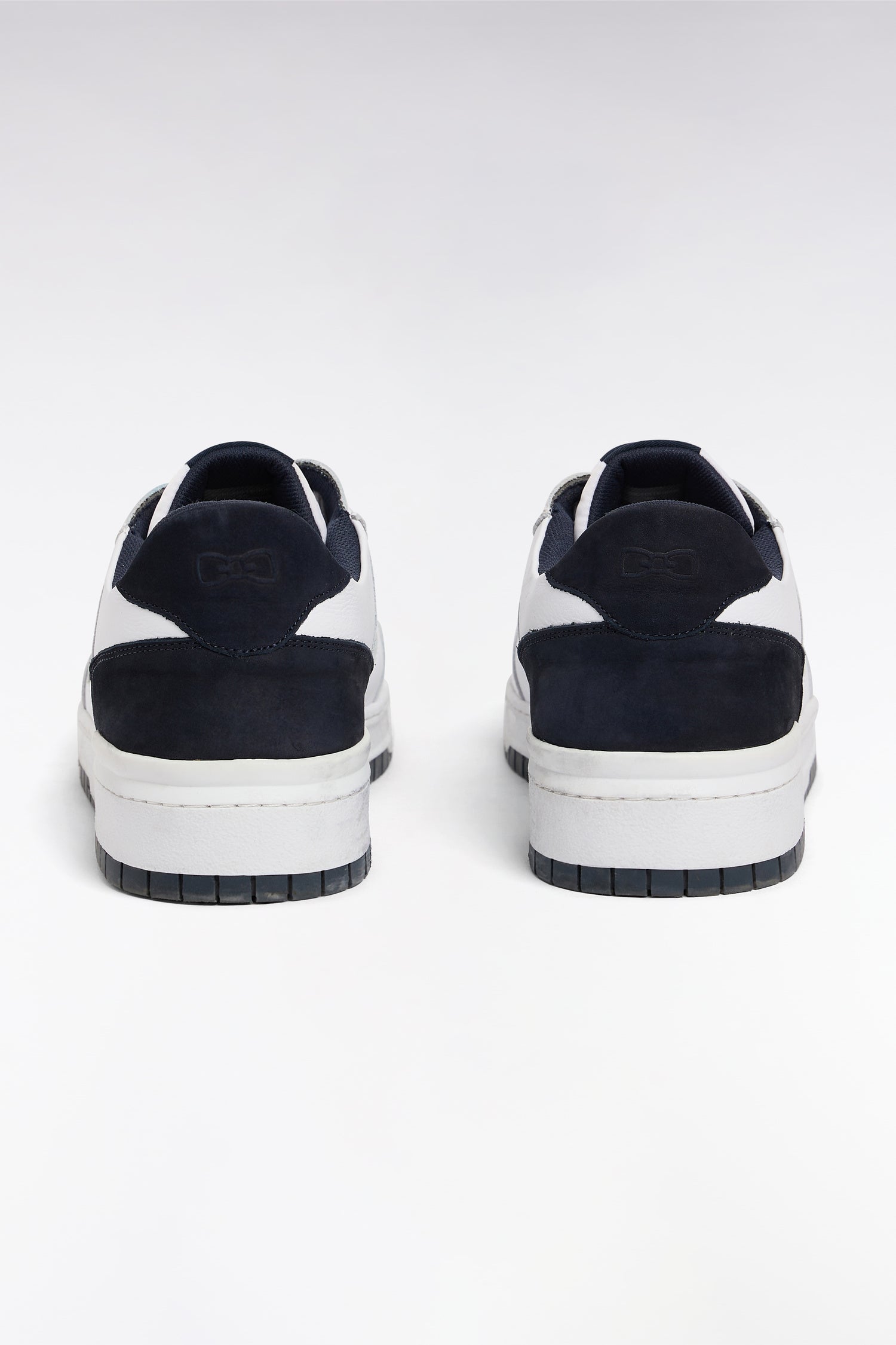 Sneakers bicolores en cuir lisse blanc et cuir suédé marine