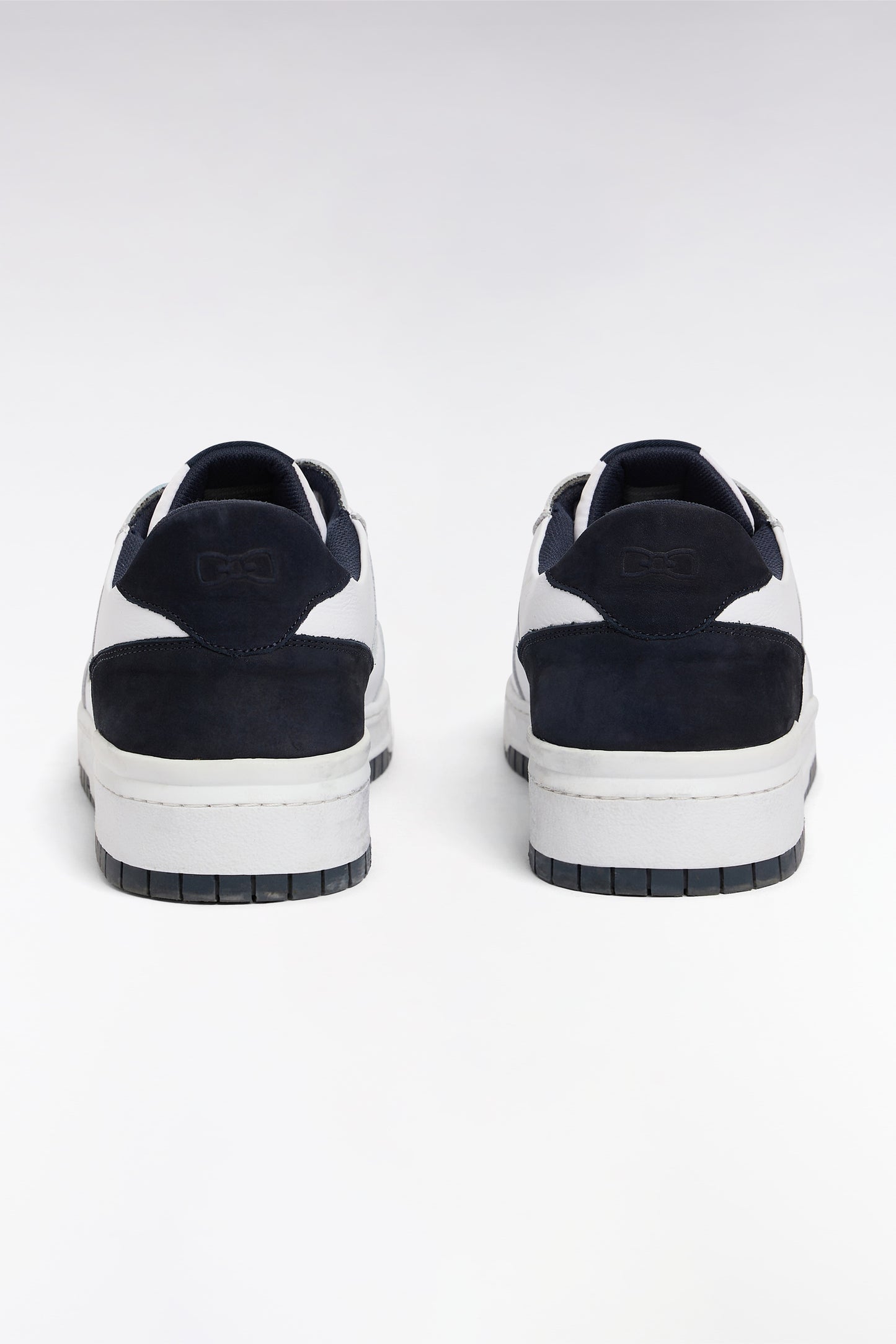 Sneakers bicolores en cuir lisse blanc et cuir suédé marine