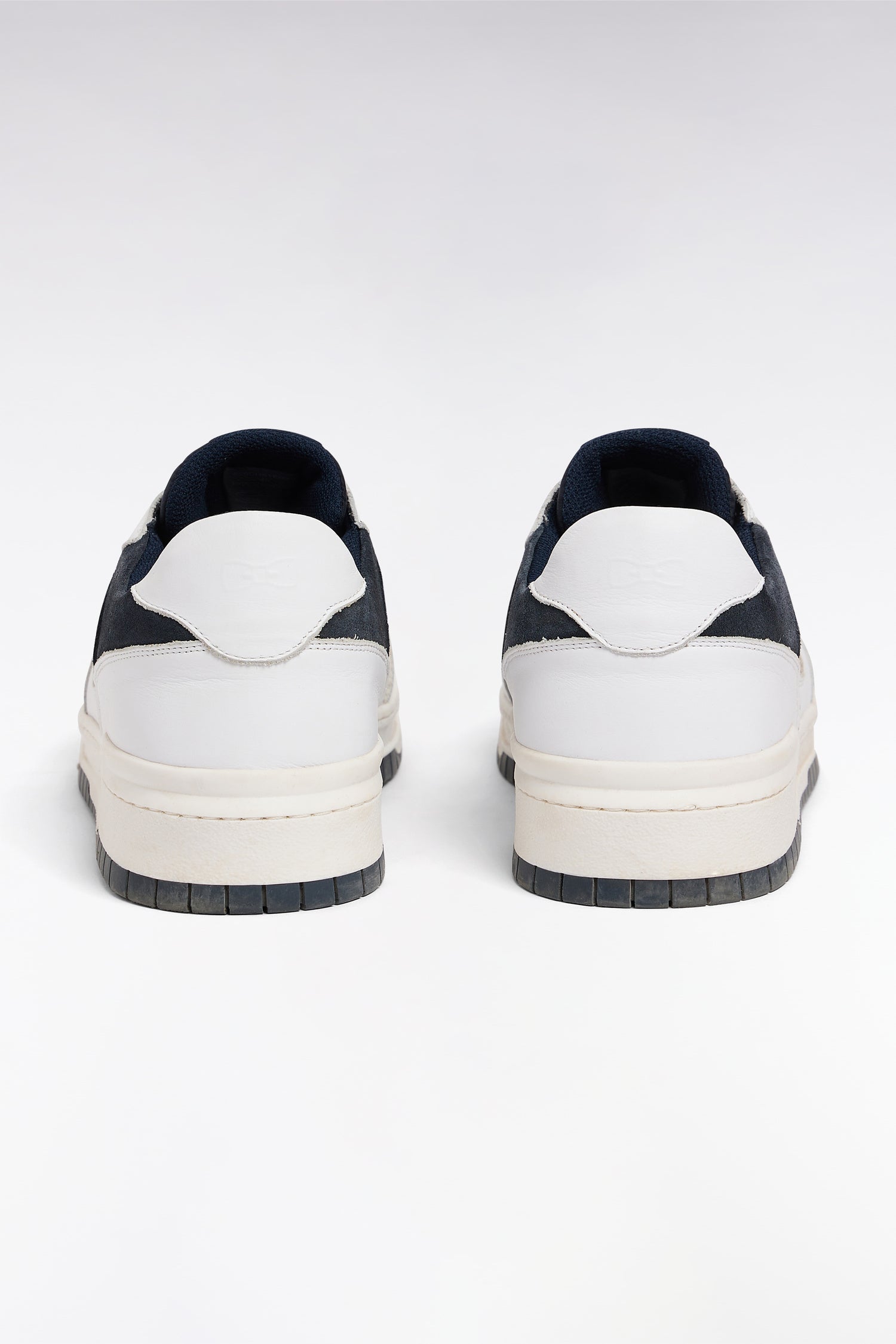 Sneakers tricolor en piel azul marino