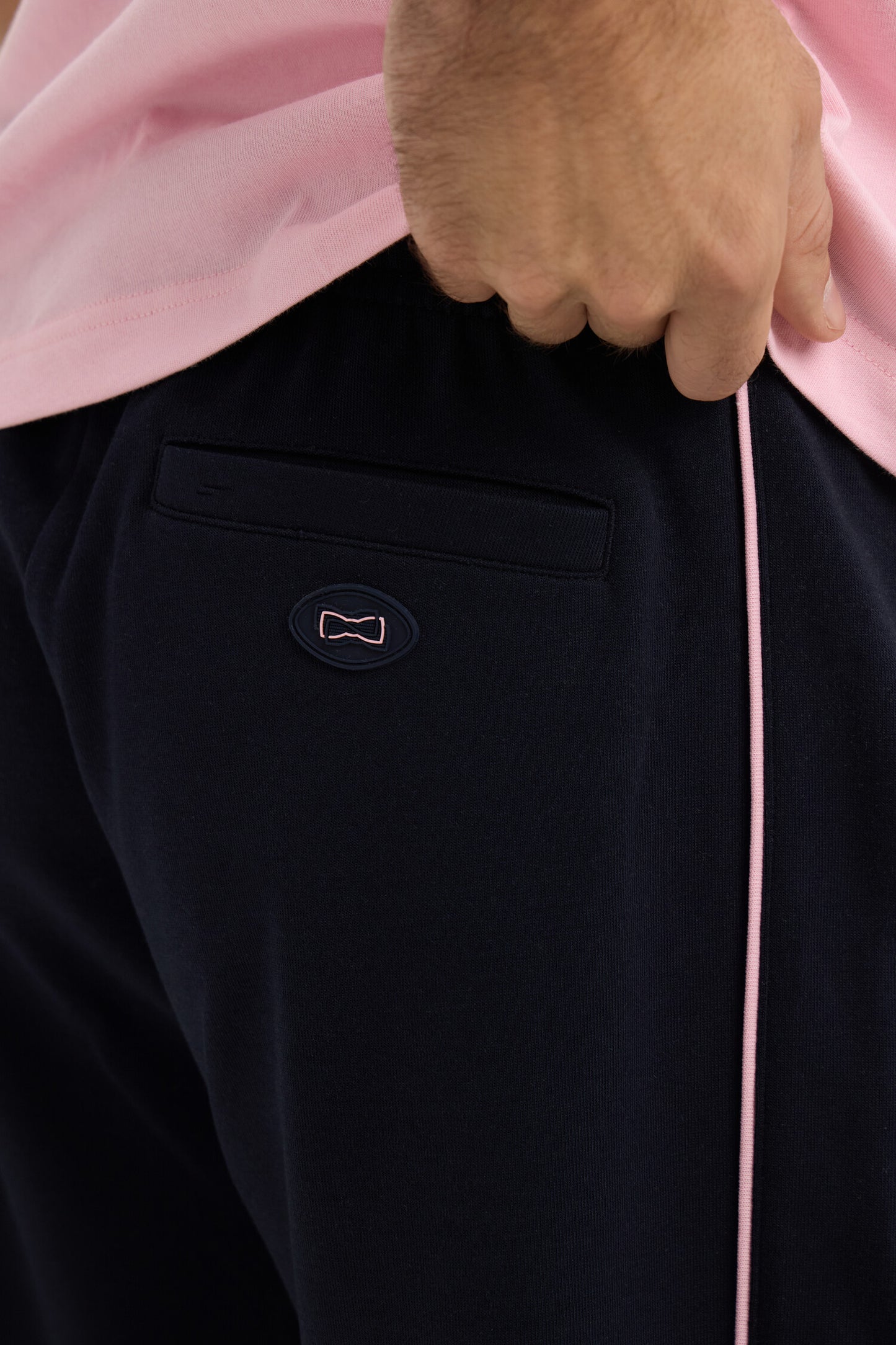 Jogging en interlock marine à découpes contrastées coupe regular