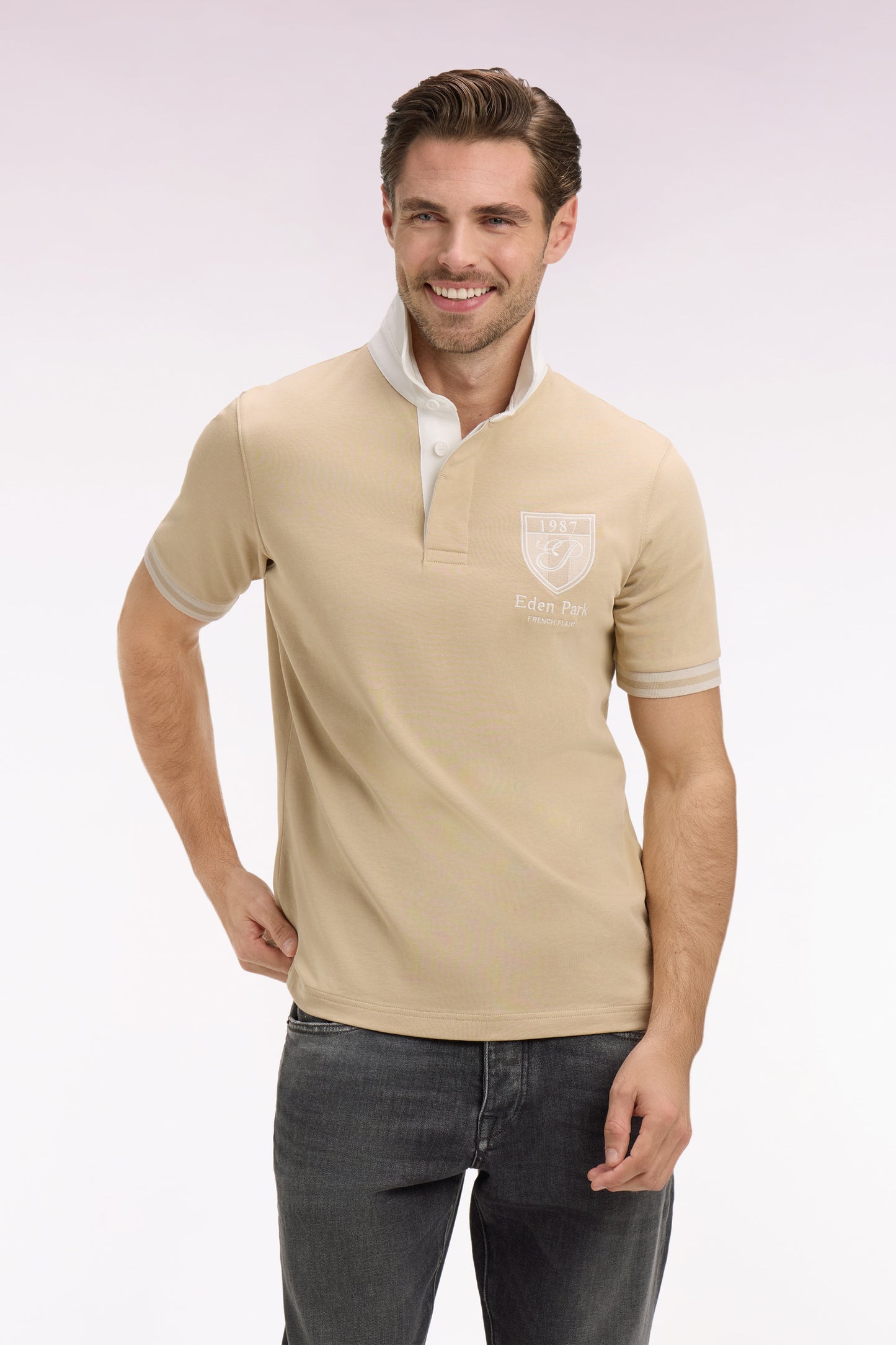 Maillot à manches courtes en jersey de coton beige écusson brodé coupe regular