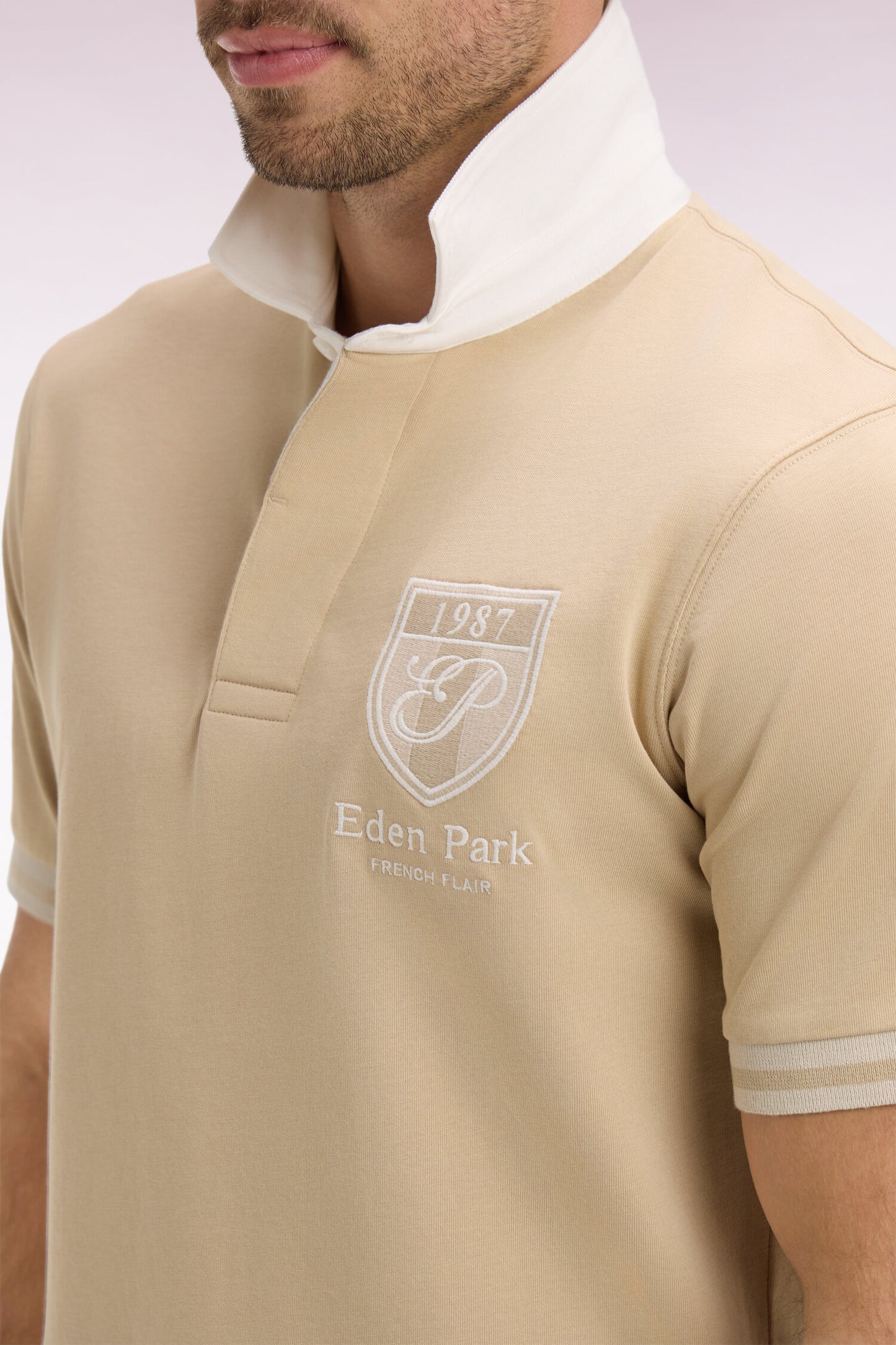 Maillot à manches courtes en jersey de coton beige écusson brodé coupe regular