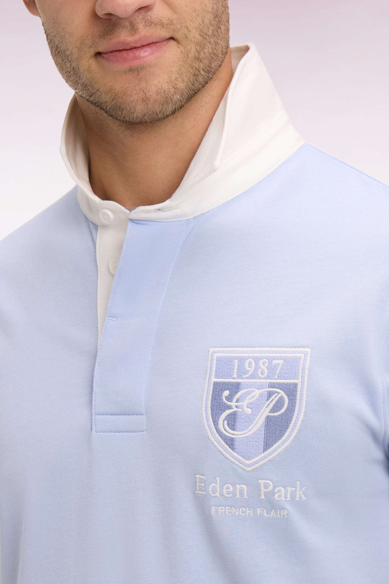 Maillot à manches courtes en jersey de coton ciel écusson brodé coupe regular