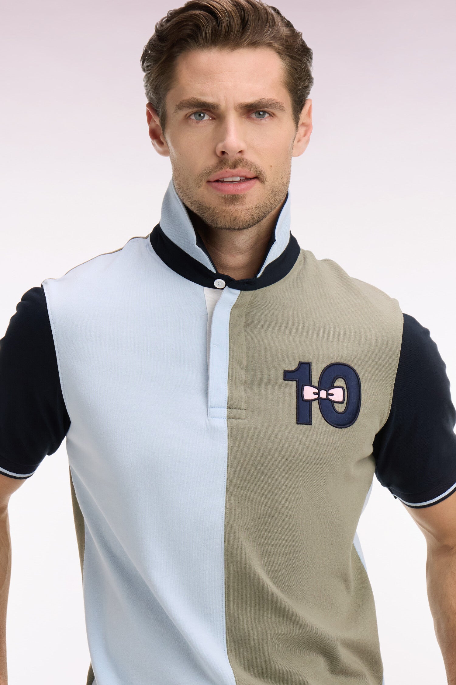 Maillot à manches courtes en coton bicolore kaki et bleu ciel broderie 10 coupe Regular