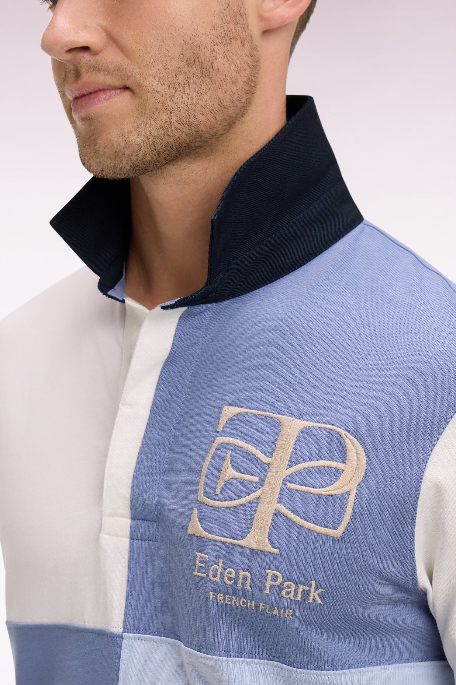 Maillot à manches courtes bleu découpes cadran et broderie coupe regular