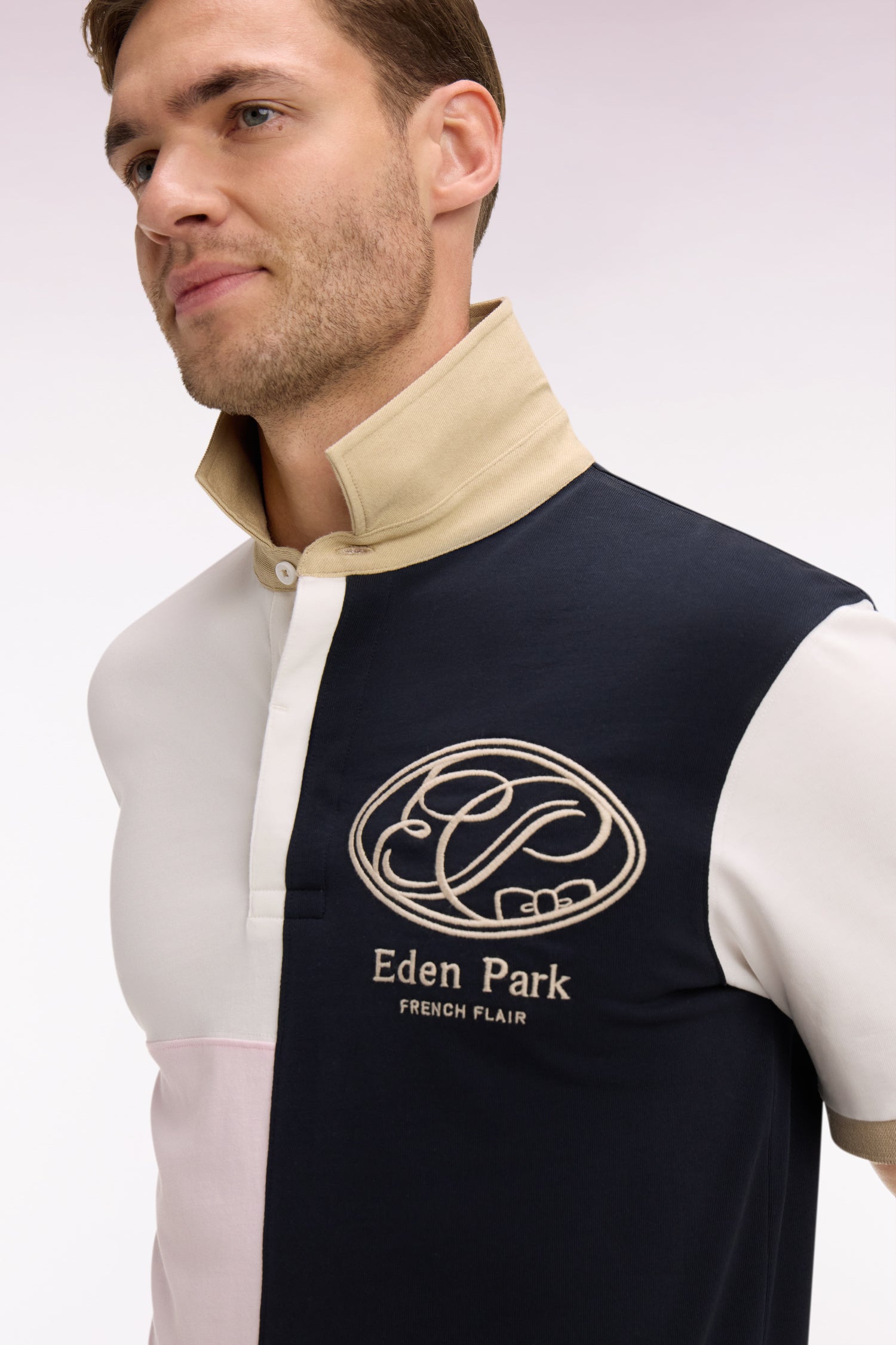 Maillot à manches courtes marine découpes graphiques et broderie coupe regular