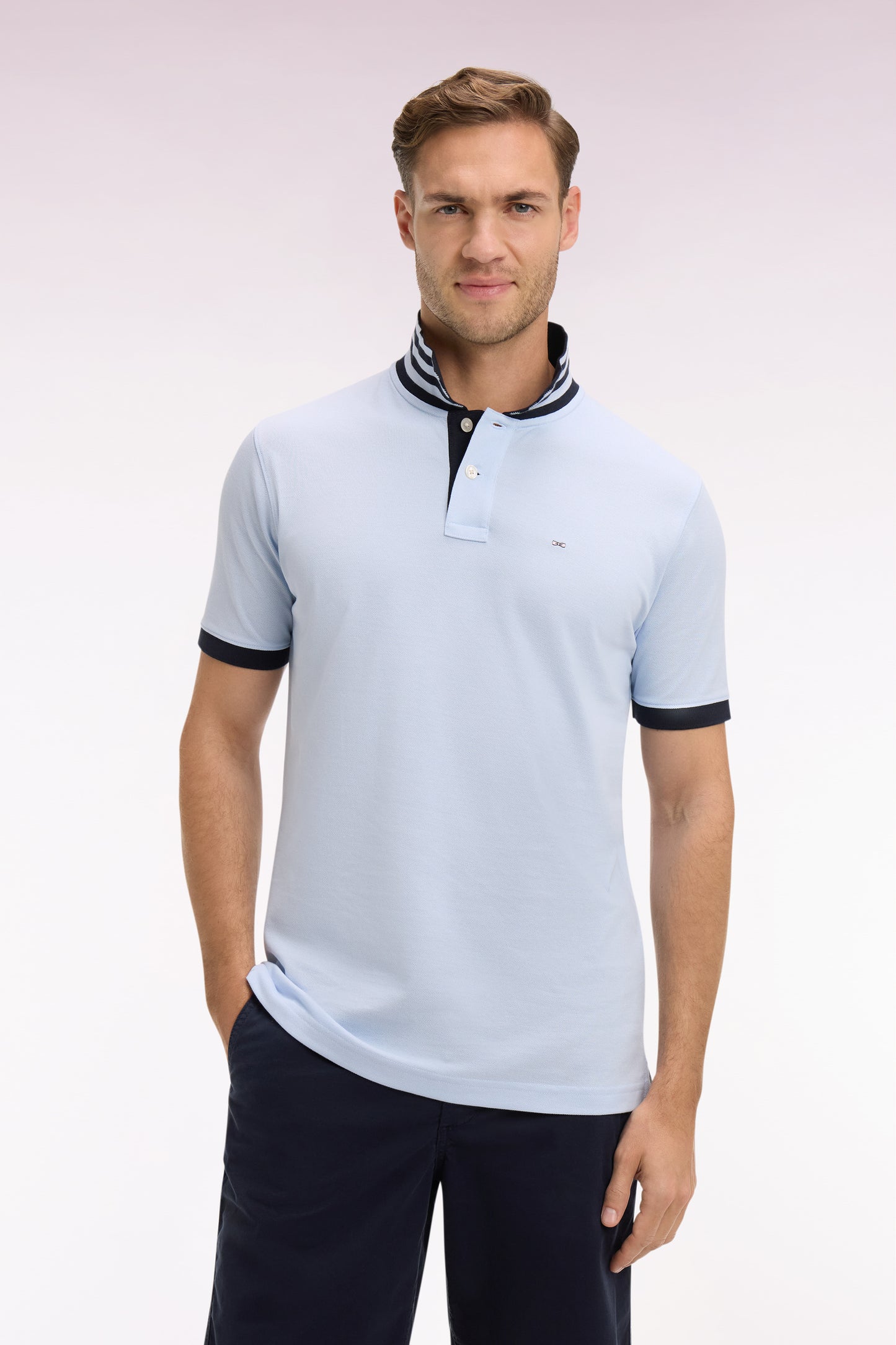 Polo manches courtes en piqué coton ciel dessous de col rayé coupe slim