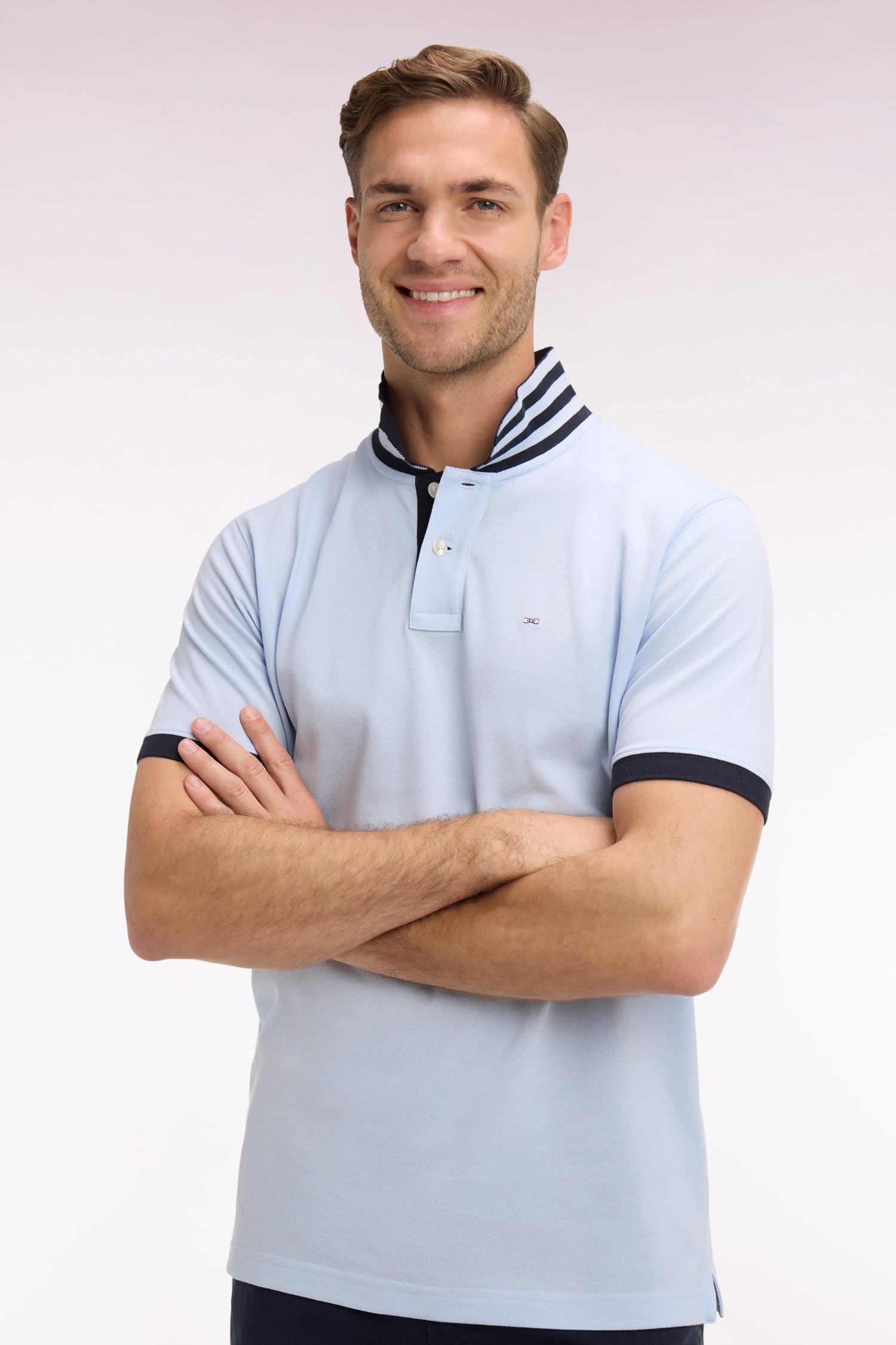 Polo manches courtes en piqué coton ciel dessous de col rayé coupe slim