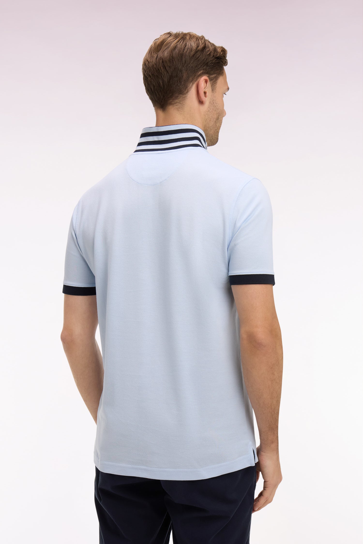 Polo manches courtes en piqué coton ciel dessous de col rayé coupe slim
