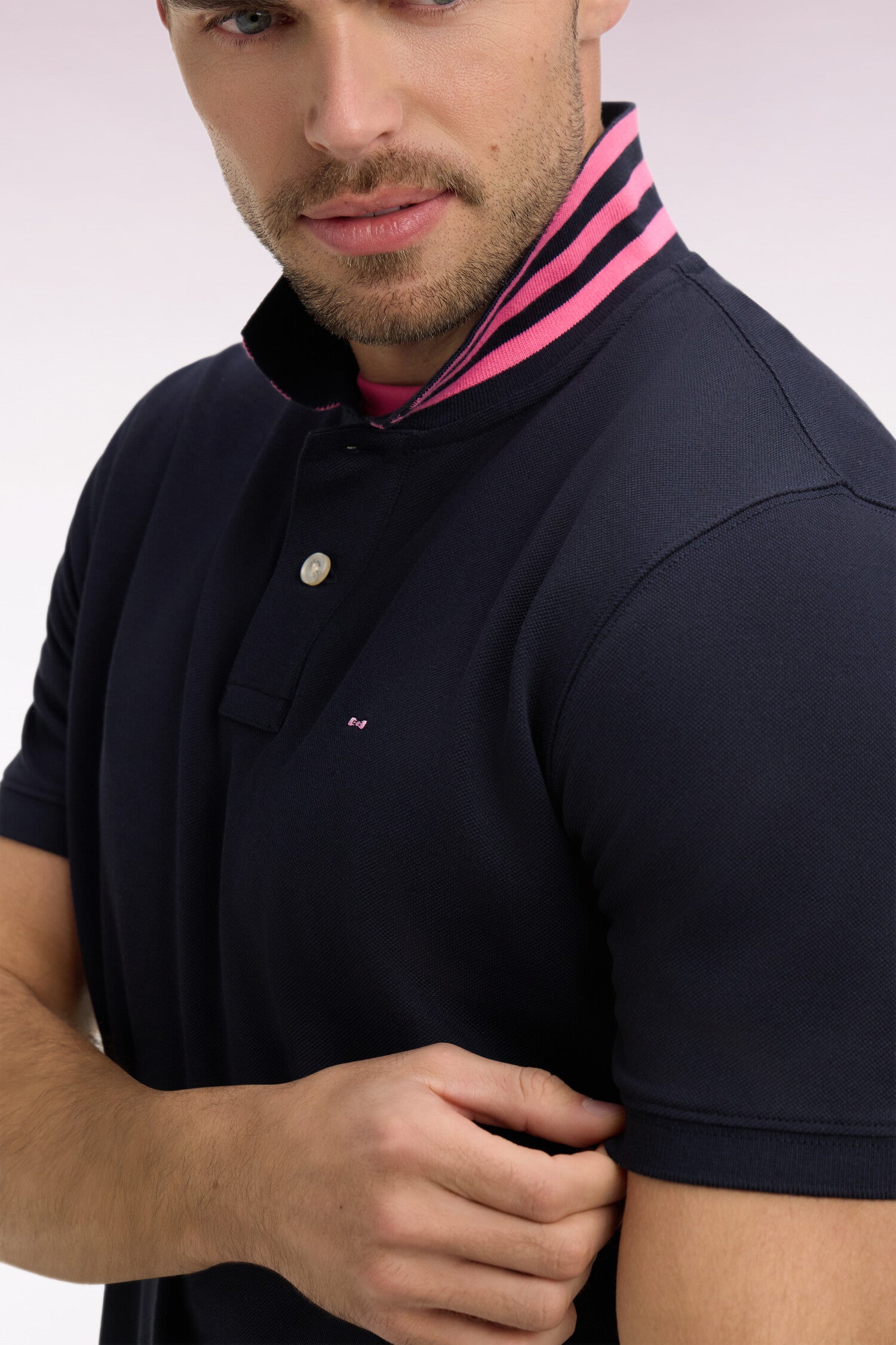Polo manches courtes en piqué coton marine dessous de col rayé coupe slim