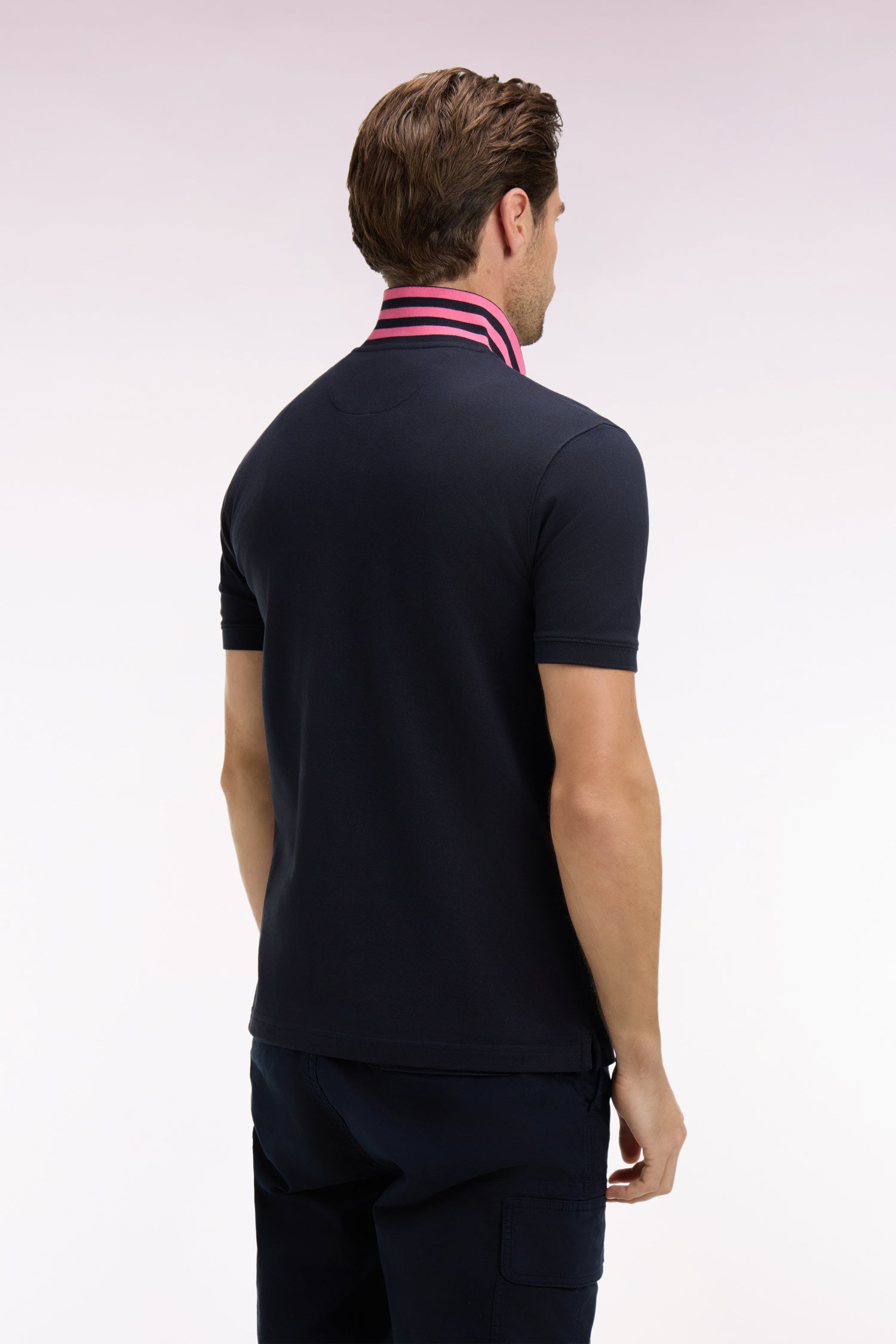 Polo manches courtes en piqué coton marine dessous de col rayé coupe slim