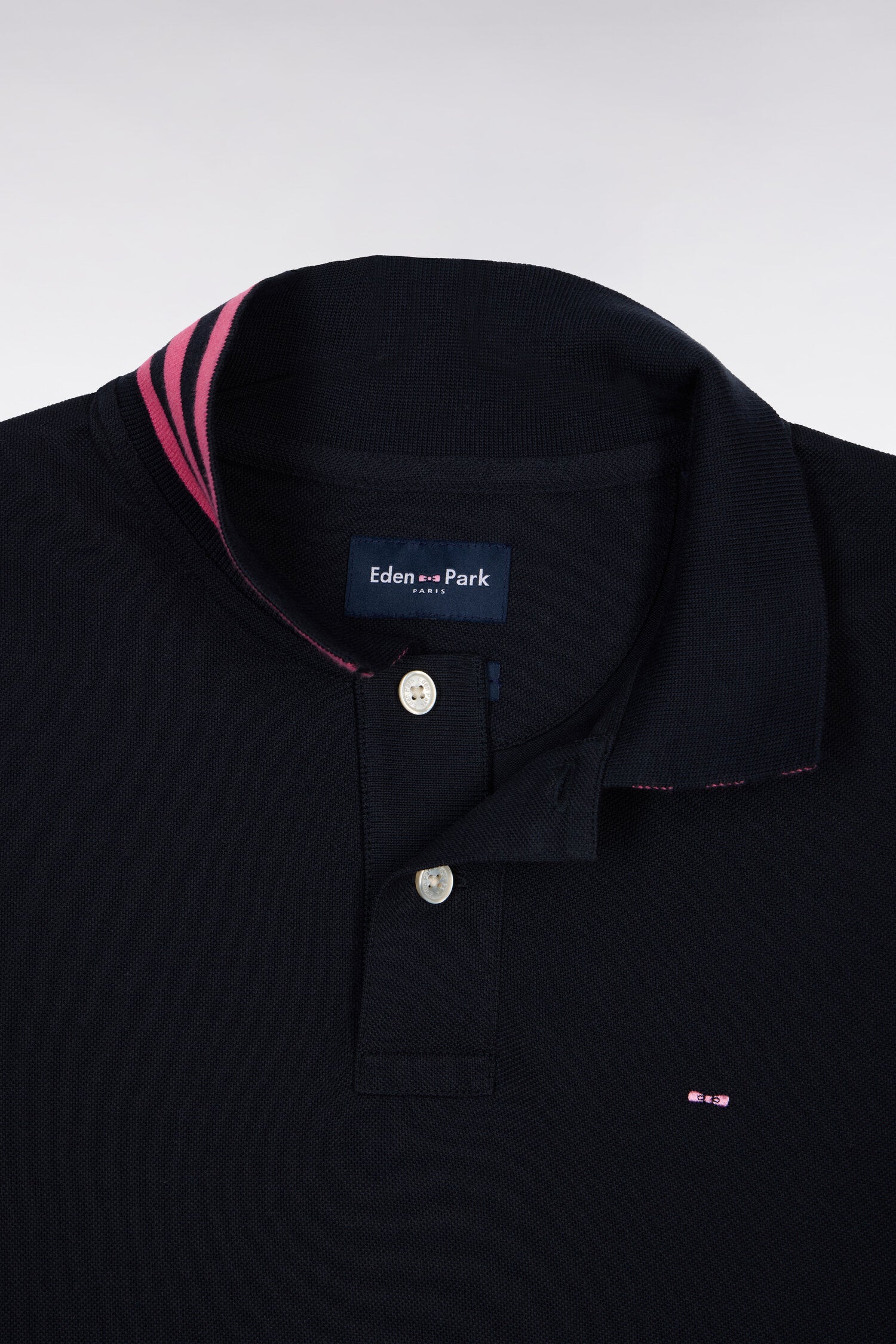 Polo manches courtes en piqué coton marine dessous de col rayé coupe slim
