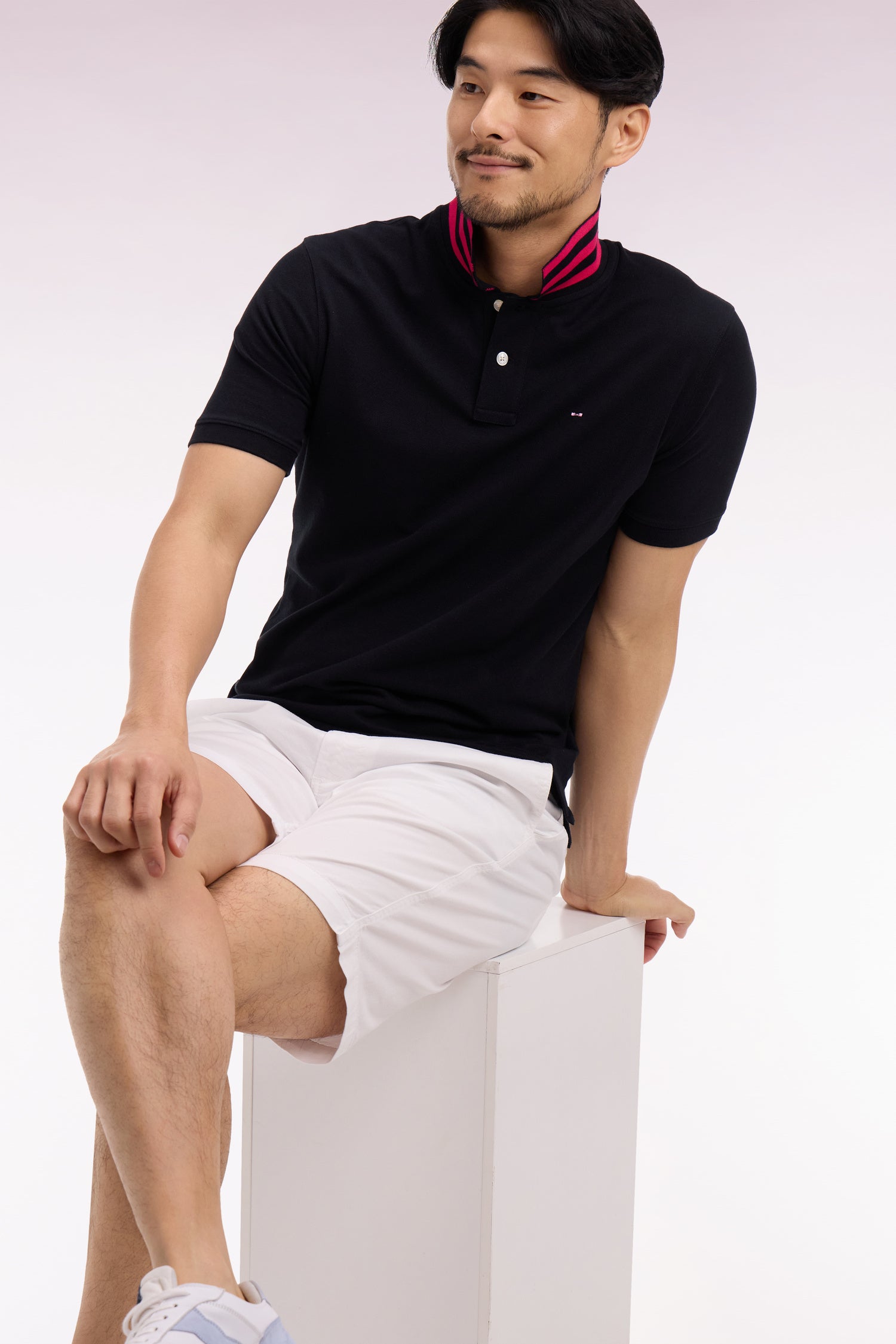 Polo manches courtes en piqué coton noir dessous de col rayé coupe slim