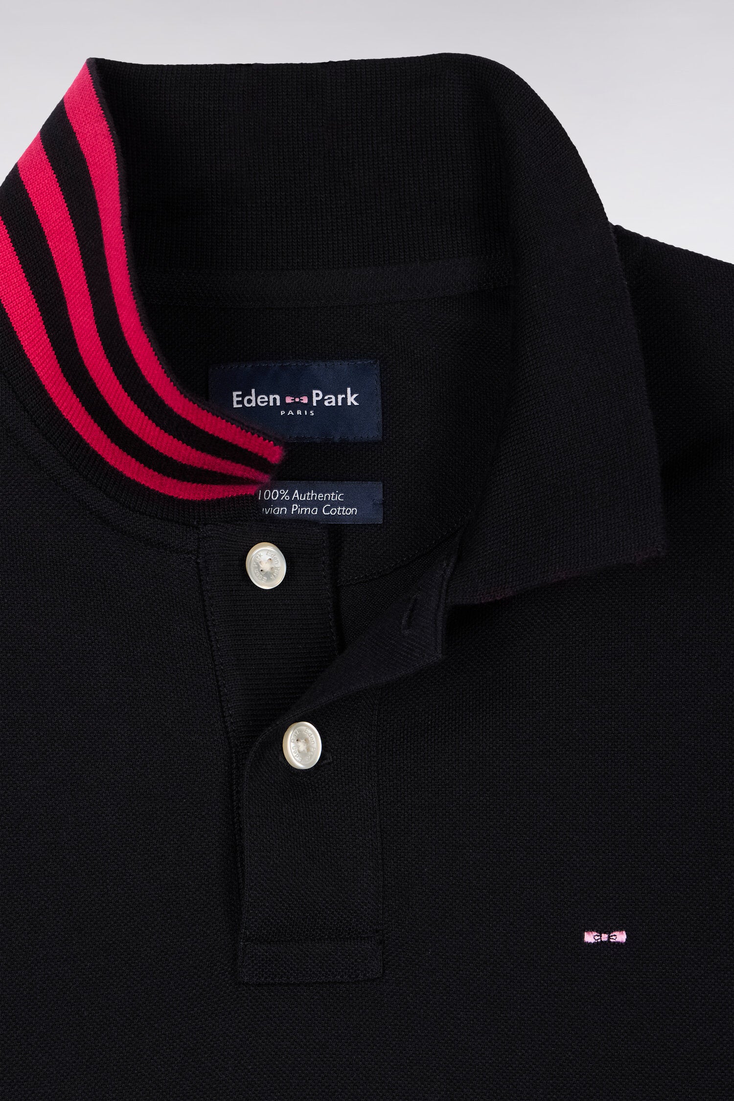 Polo manches courtes en piqué coton noir dessous de col rayé coupe slim