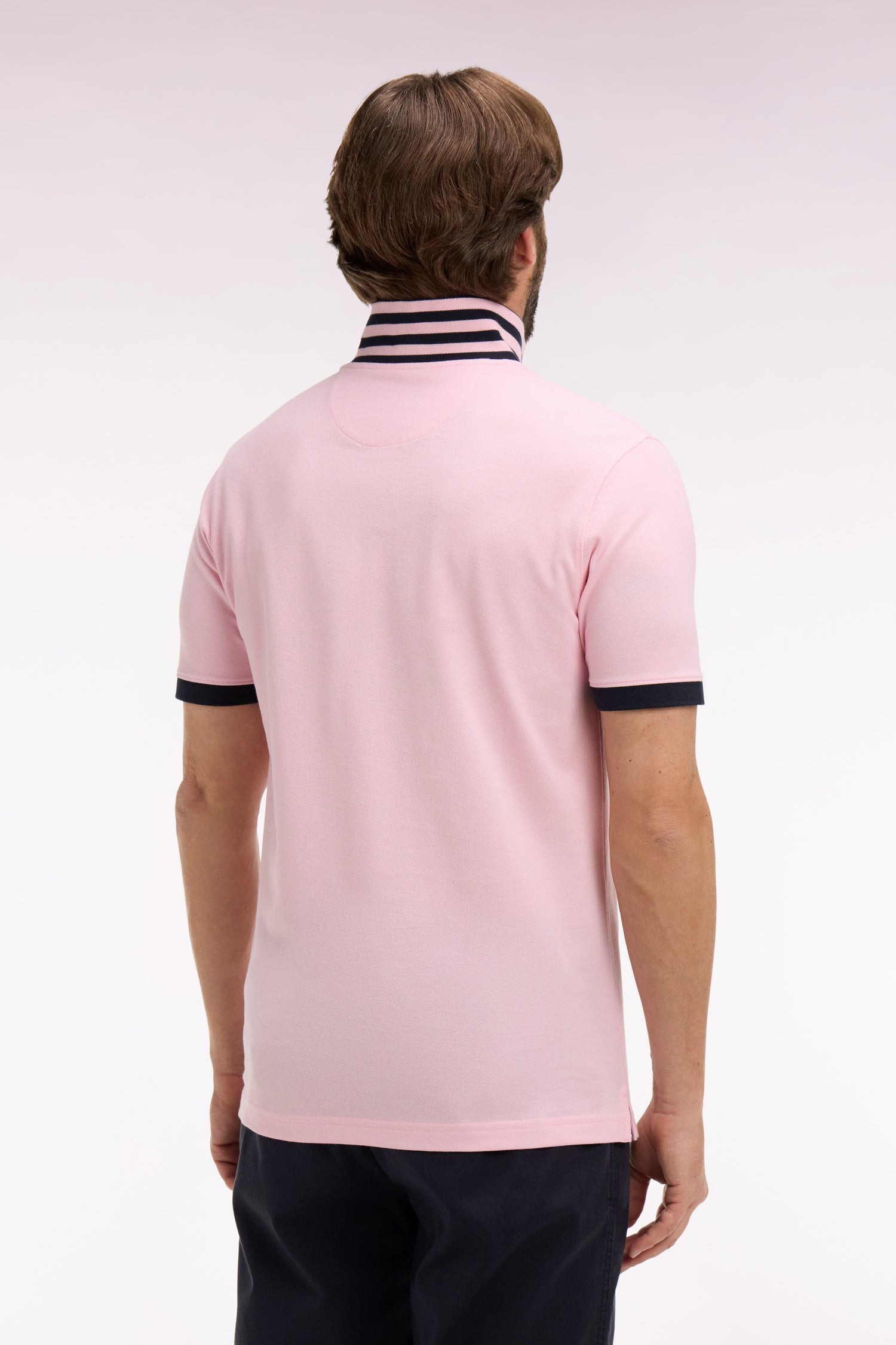 Polo manches courtes en piqué coton rose clair dessous de col rayé coupe slim