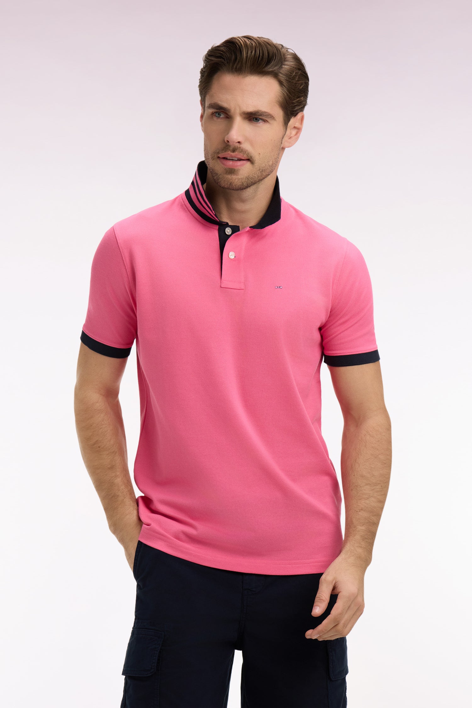 Polo manches courtes en piqué coton rose dessous de col rayé coupe slim
