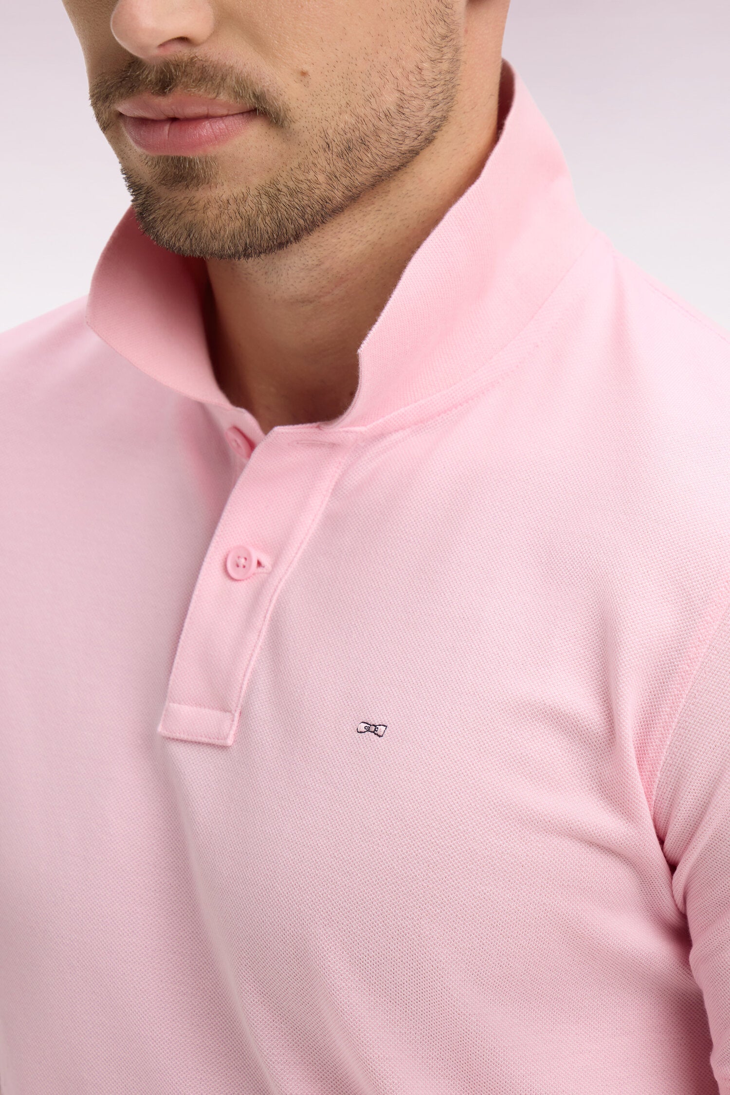 Polo à manches courtes en coton rose clair coupe regular
