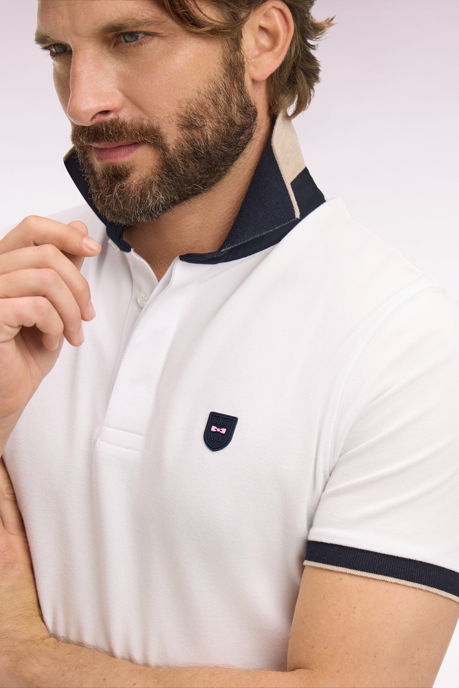 Polo manches courtes en coton blanc et découpes marine coupe slim