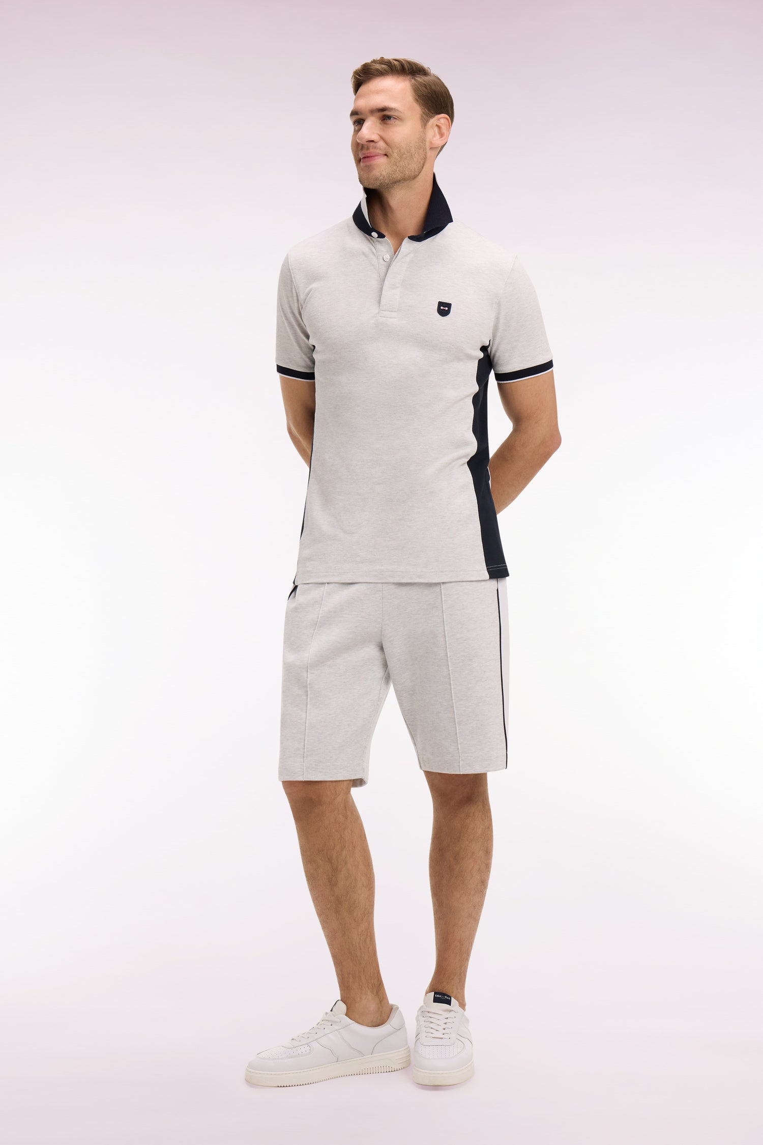 polo mangas cortas en algodón gris claro y paneles azul marino corte slim