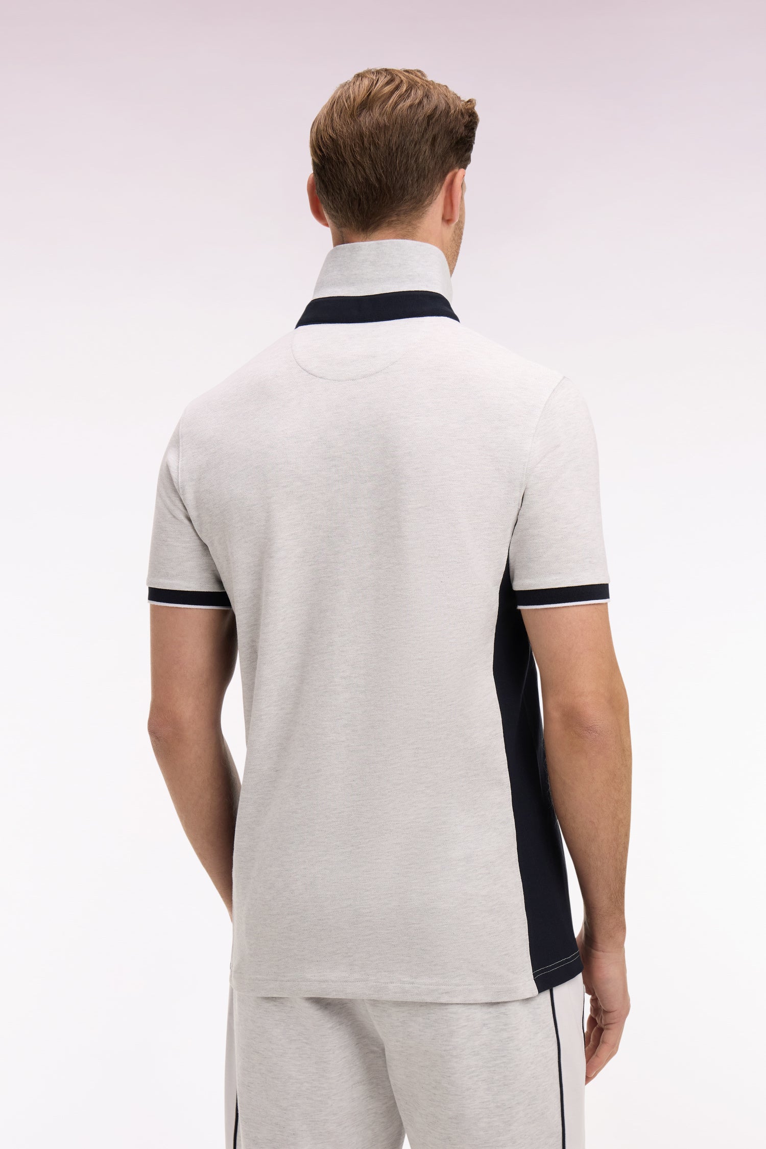 Polo manches courtes en coton gris clair et découpes marine coupe slim