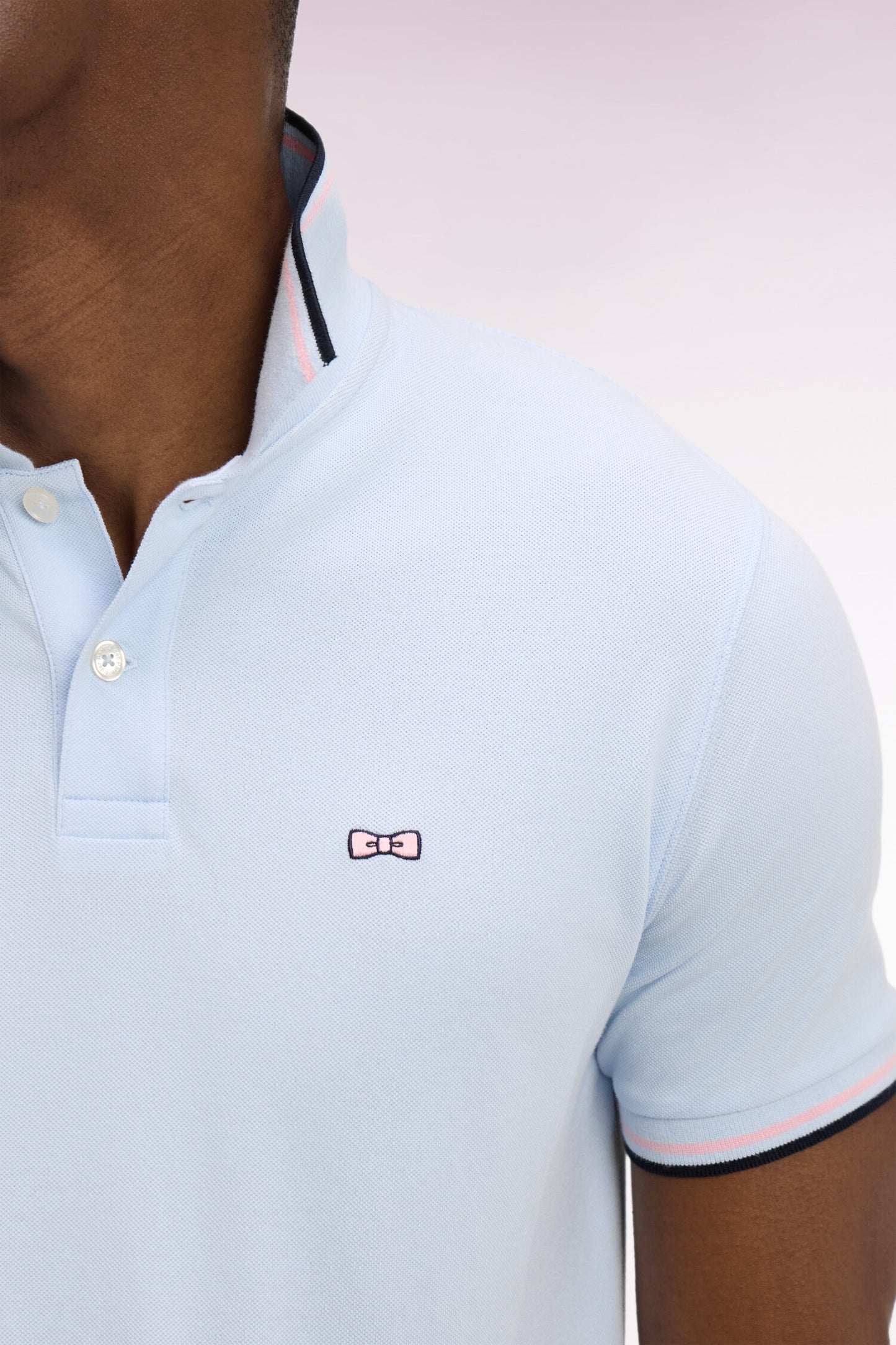Polo manches courtes en coton ciel détails rayés coupe regular
