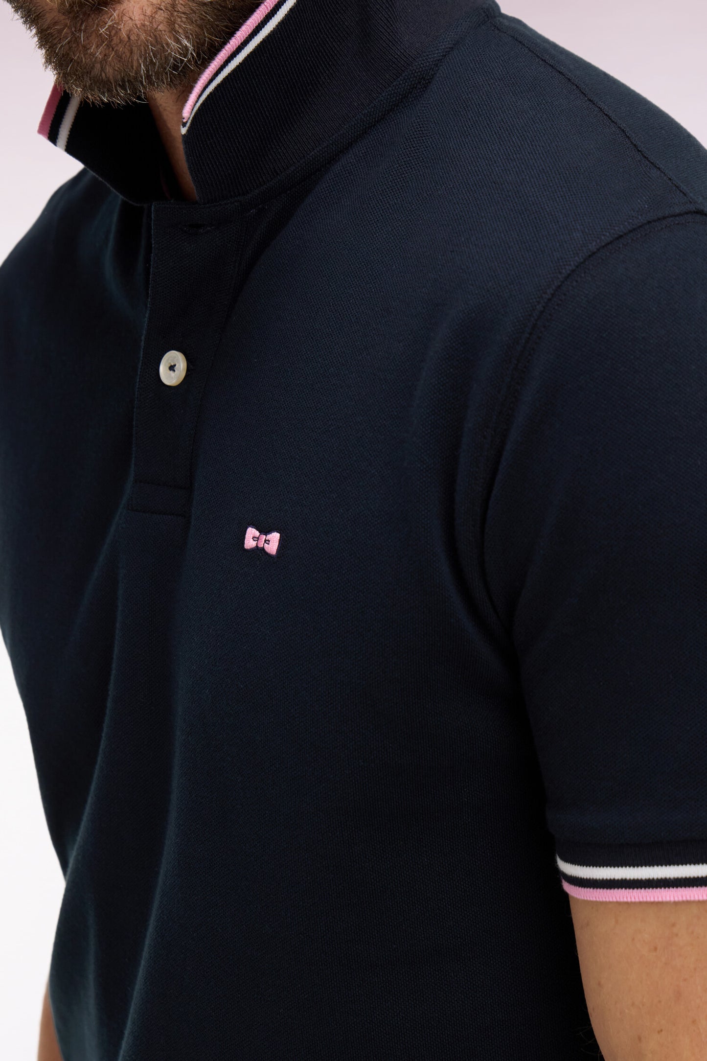 Polo manches courtes en coton marine détails rayés coupe regular