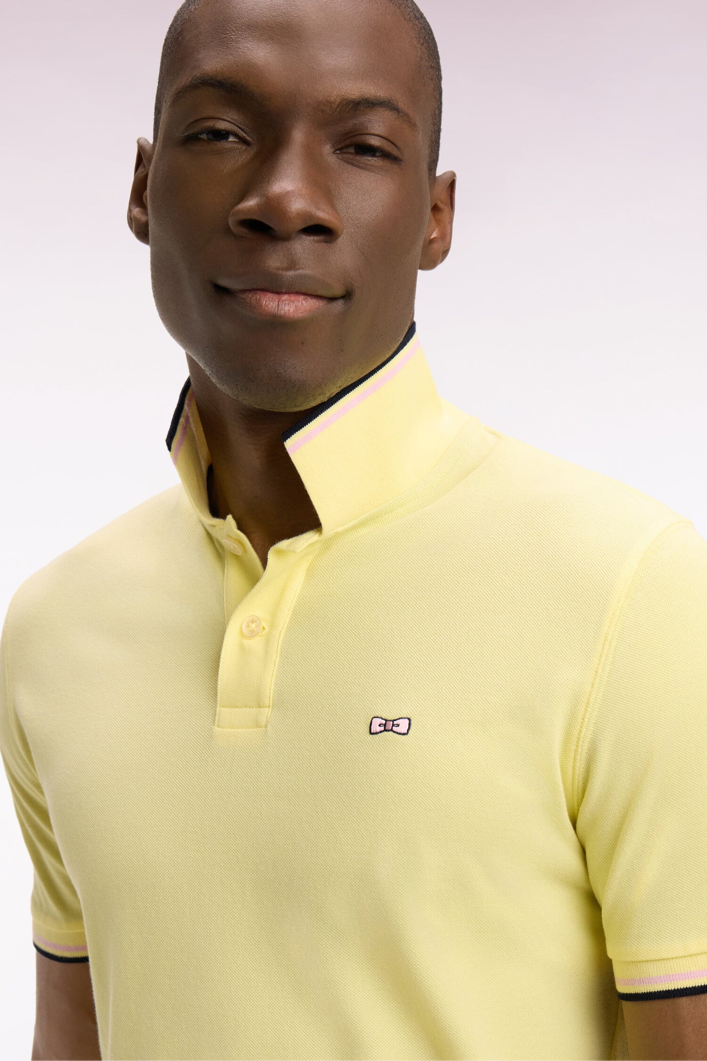 Polo manches courtes en coton jaune détails rayés coupe regular