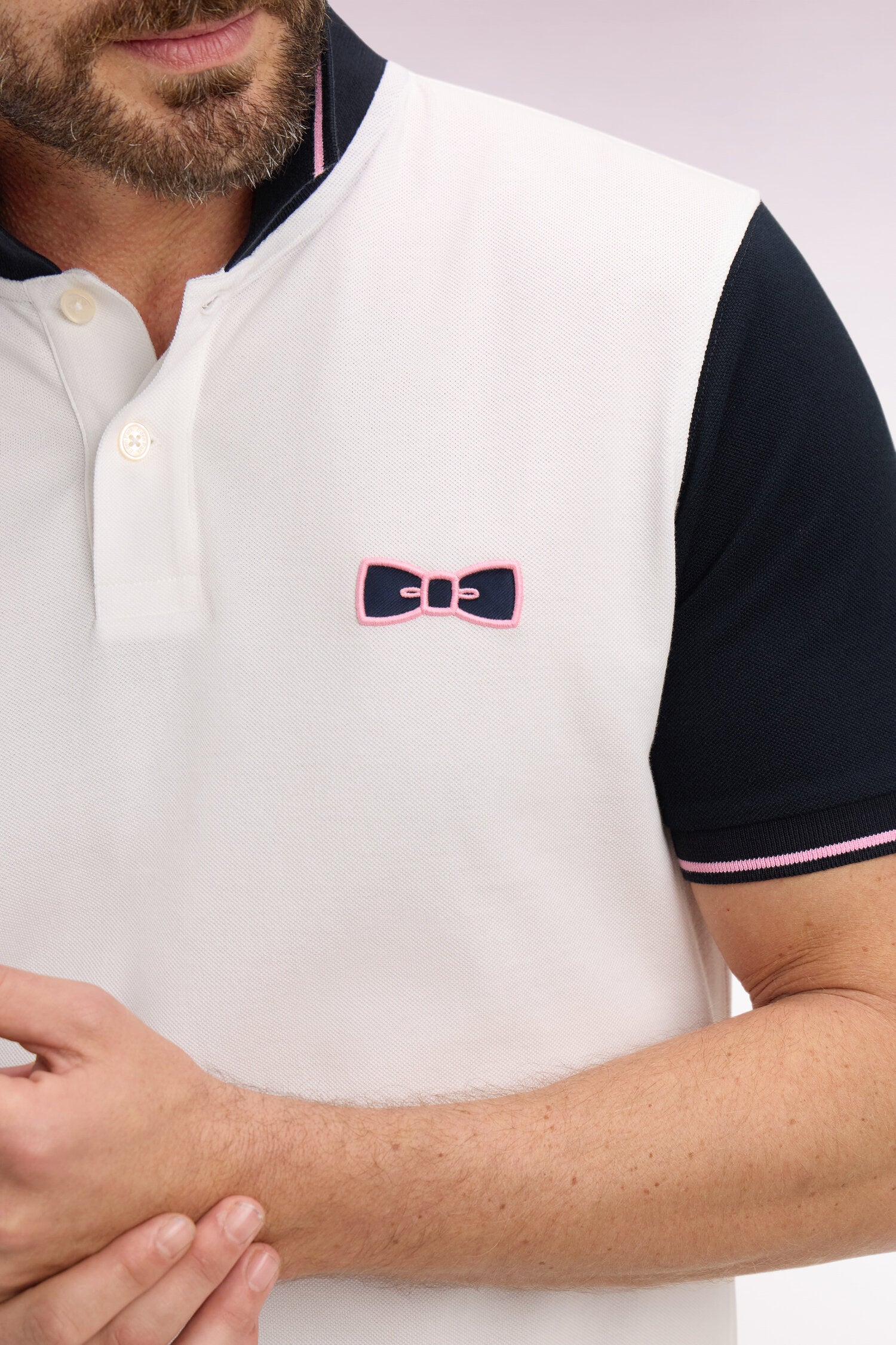Polo à manches courtes en coton blanc à broderie patchée coupe regular