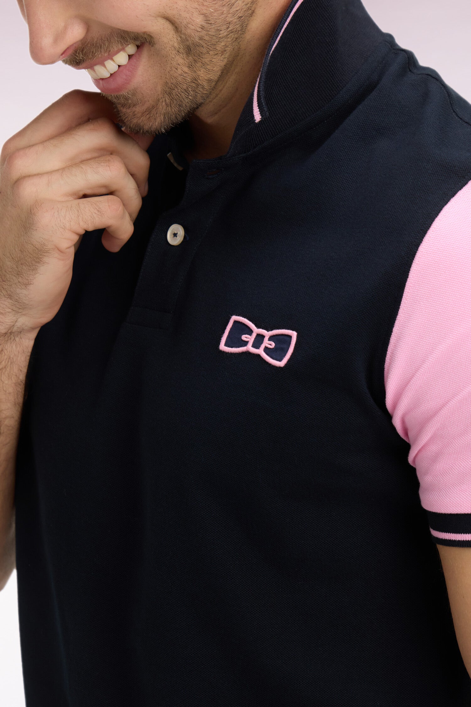 Polo à manches courtes en coton marine à broderie patchée coupe regular