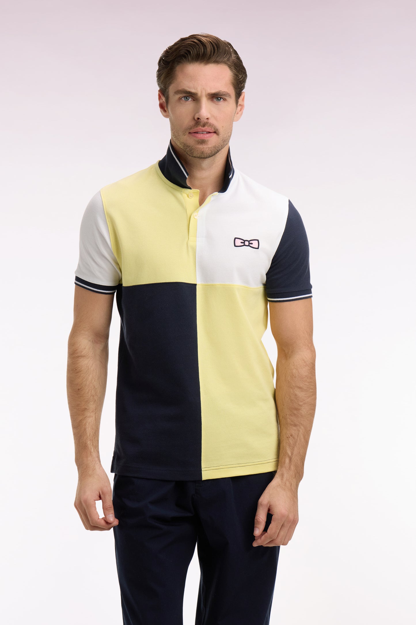 Polo à manches courtes en coton jaune clair à cadrans coupe regular